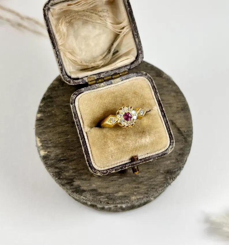 Anillo de oro de 18 ct con rubí de fantasía y diamantes en racimo Birmingham Hallmarked 1913 en venta 6