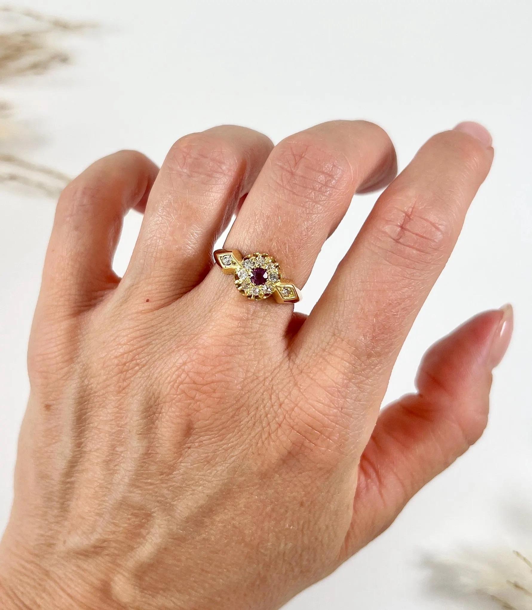 Anillo antiguo de rubíes y diamantes

Oro Amarillo 18ct Estampado 

Hallmarked Birmingham 1913

Marca de los fabricantes C L

Este impresionante anillo de oro amarillo de 18 ct con racimo de margaritas desprende una elegancia atemporal. La pieza