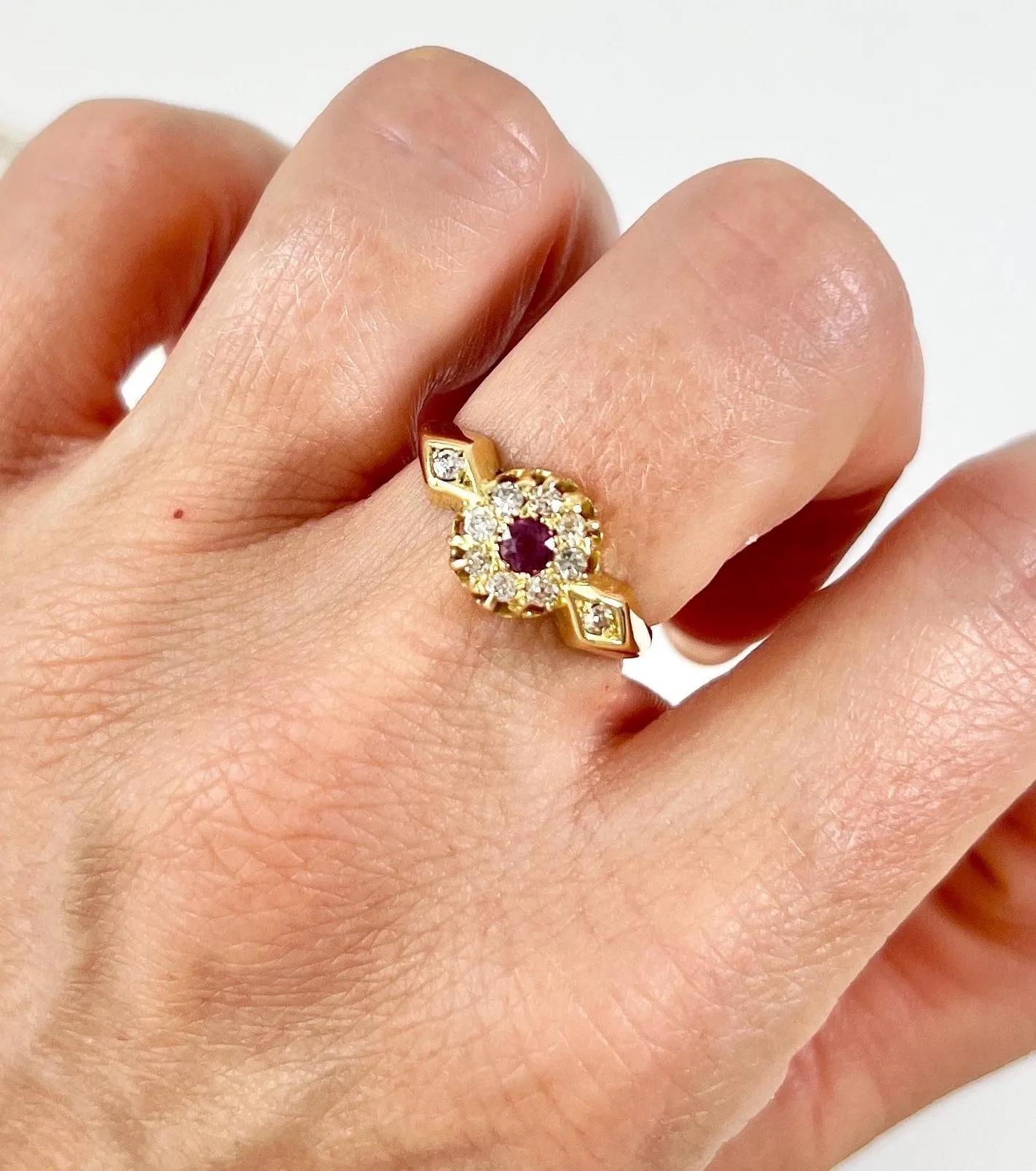 Anillo de oro de 18 ct con rubí de fantasía y diamantes en racimo Birmingham Hallmarked 1913 Corte europeo antiguo en venta