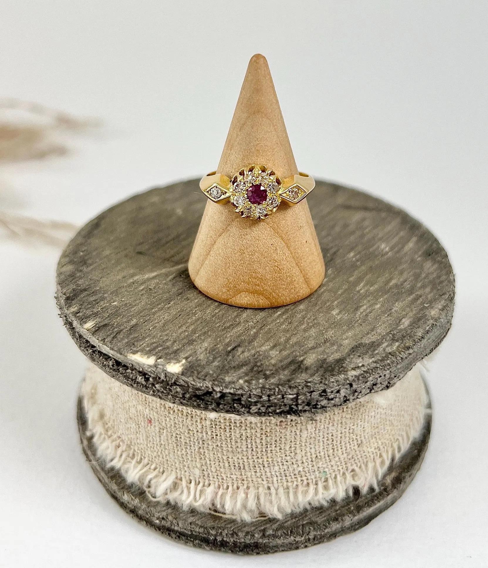 Anillo de oro de 18 ct con rubí de fantasía y diamantes en racimo Birmingham Hallmarked 1913 en Bueno estado para la venta en Brighton, GB