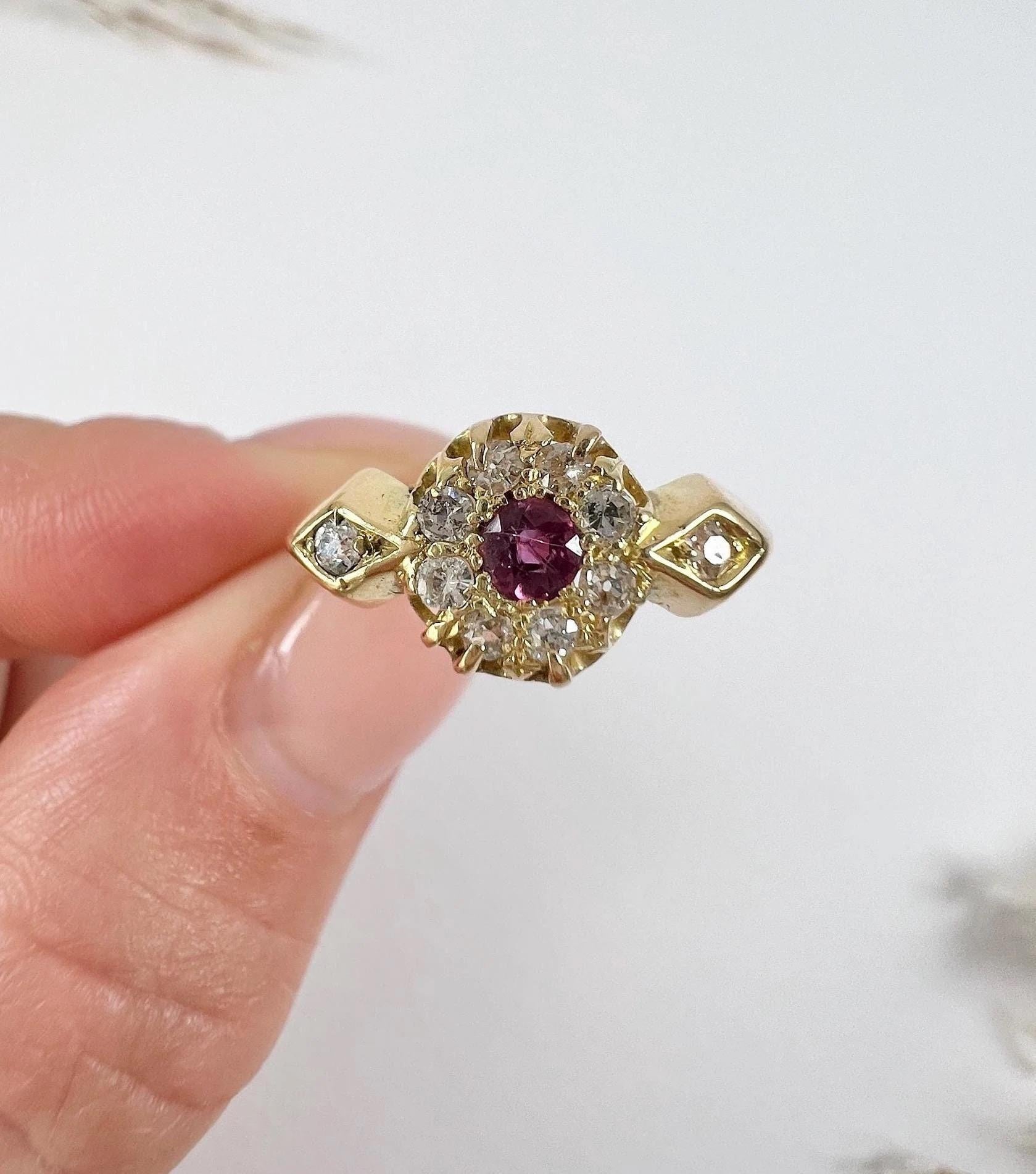 Anillo de oro de 18 ct con rubí de fantasía y diamantes en racimo Birmingham Hallmarked 1913 en venta 2