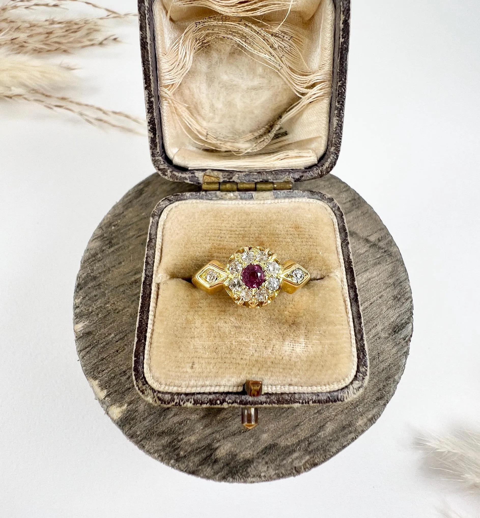 Anillo de oro de 18 ct con rubí de fantasía y diamantes en racimo Birmingham Hallmarked 1913 en venta 4