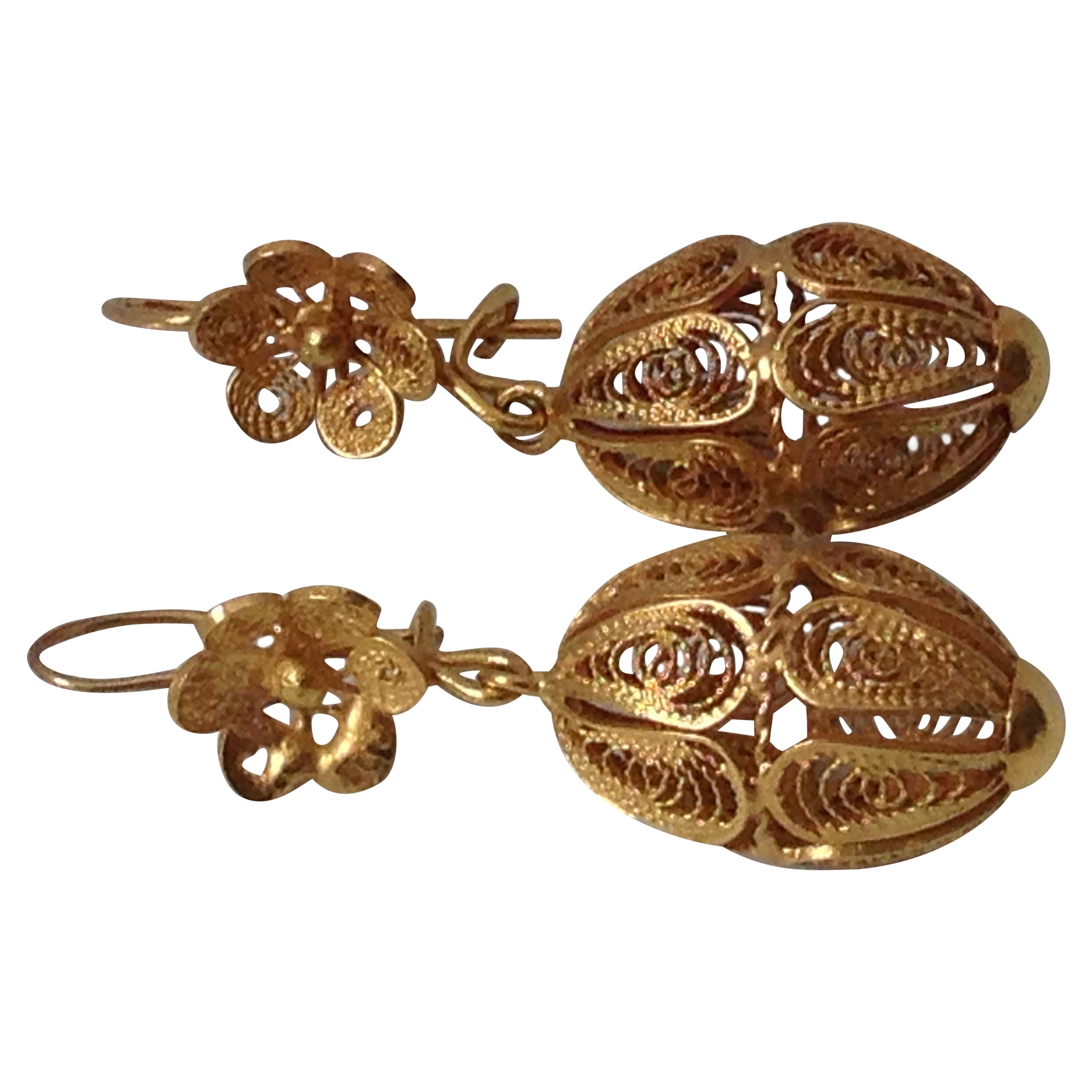 Beautiful 18ct Gold Filigree Earrings
Rare Goldsmiths work 
Marked  a crown shape, c 18  and another mark 
on the earring hooks.
Era 1960s -1970s
