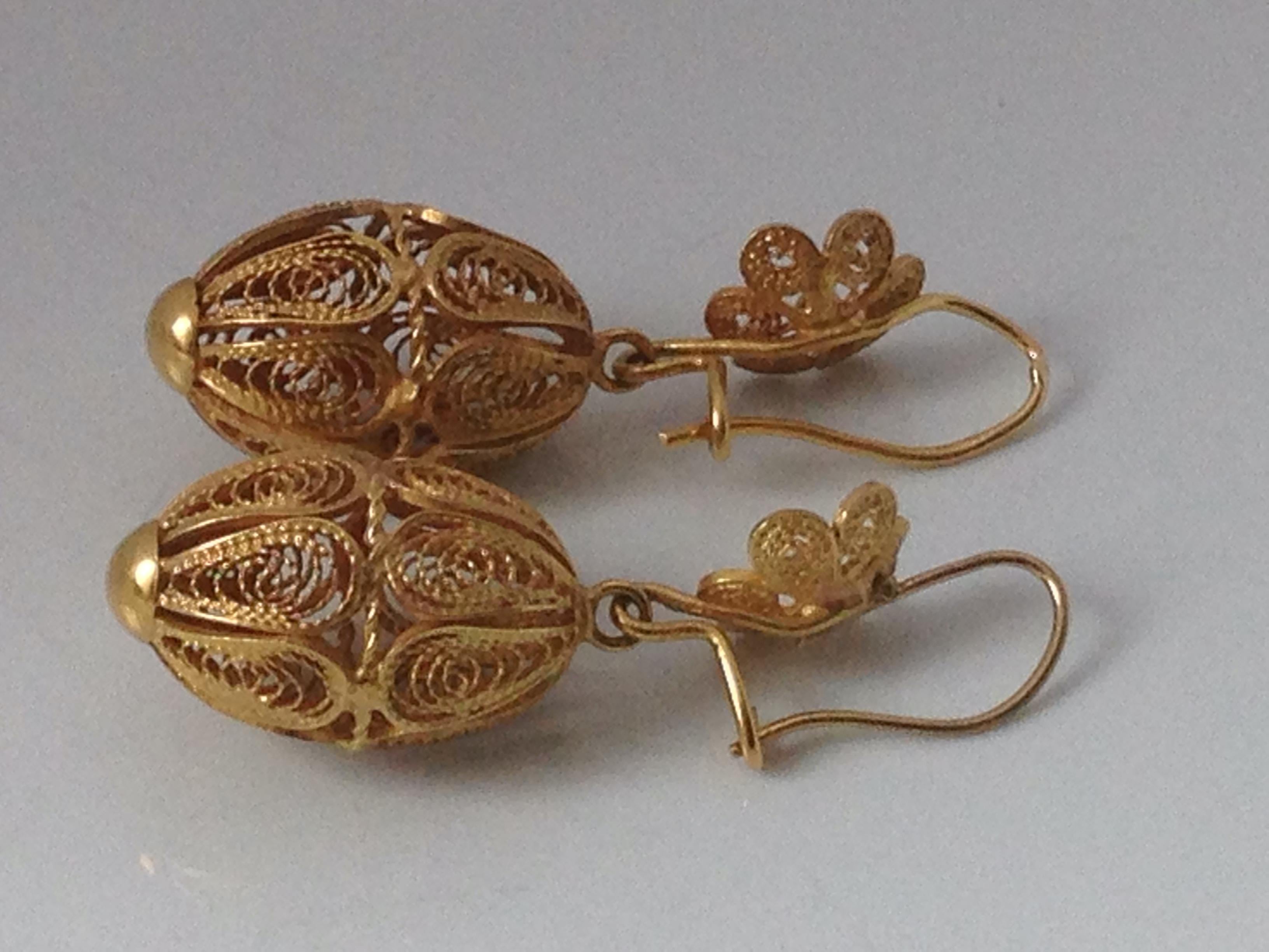 Magnifiques boucles d'oreilles en or 18ct filigrane
Rares travaux d'orfèvrerie 
Marqué  une forme de couronne, c 18  et une autre marque 
sur les crochets des boucles d'oreilles.
Ere 1960s -1970s
