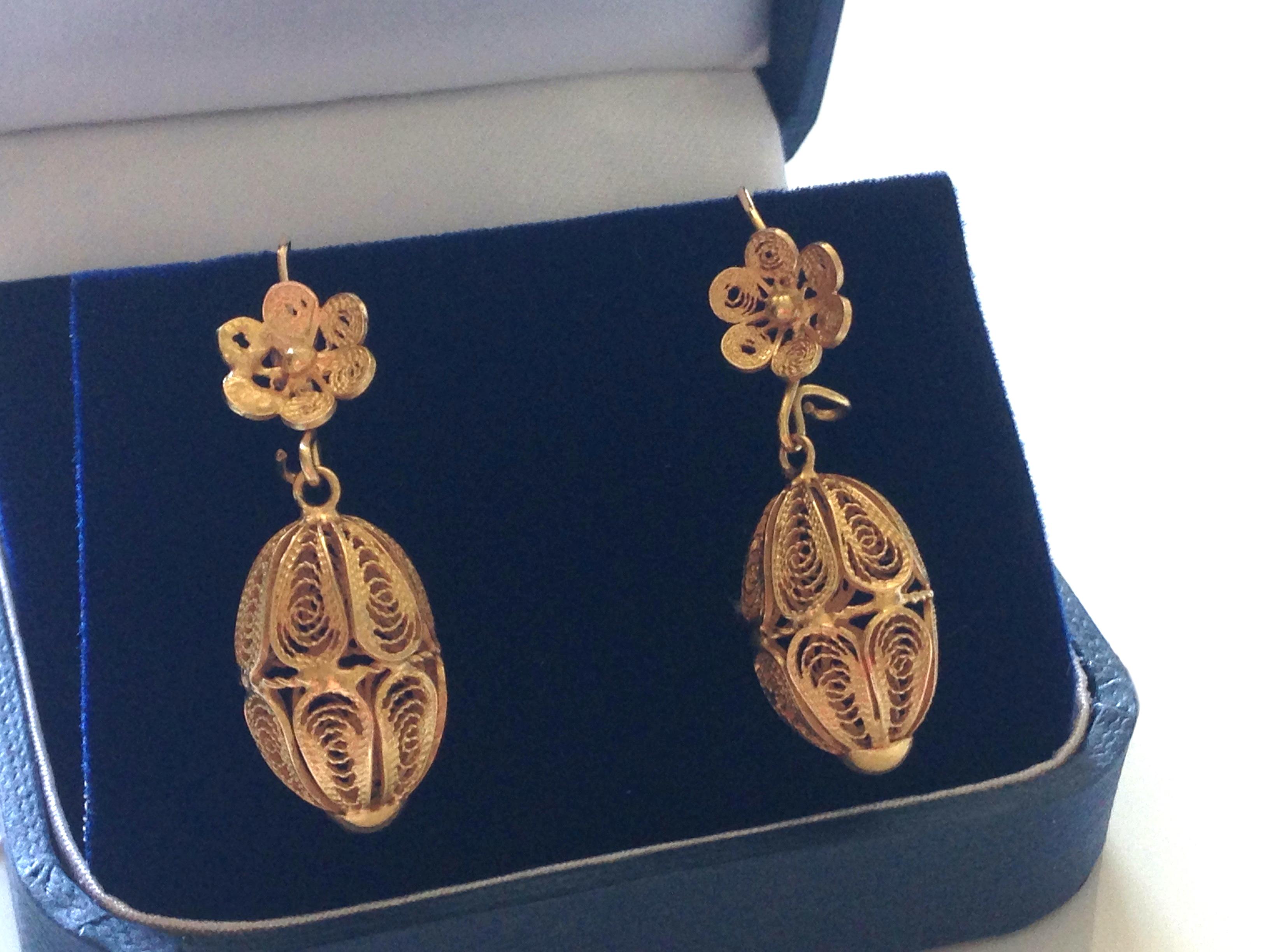 Début de l'époque victorienne Boucles d'oreilles européennes vintage filigranes en or 18 carats en vente