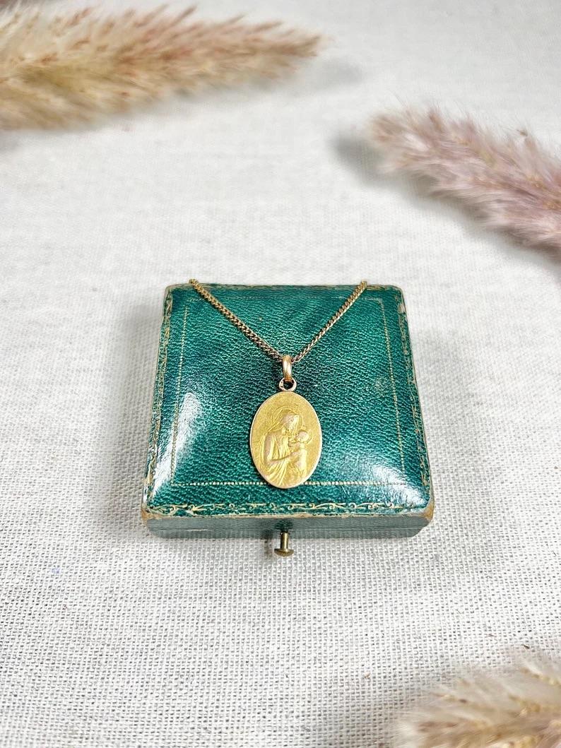 Ciondolo con ritratto di Madonna e Child & Child di E. Dropsy, in oro francese 18ct, con marchio di fabbrica del 1920 in vendita 4