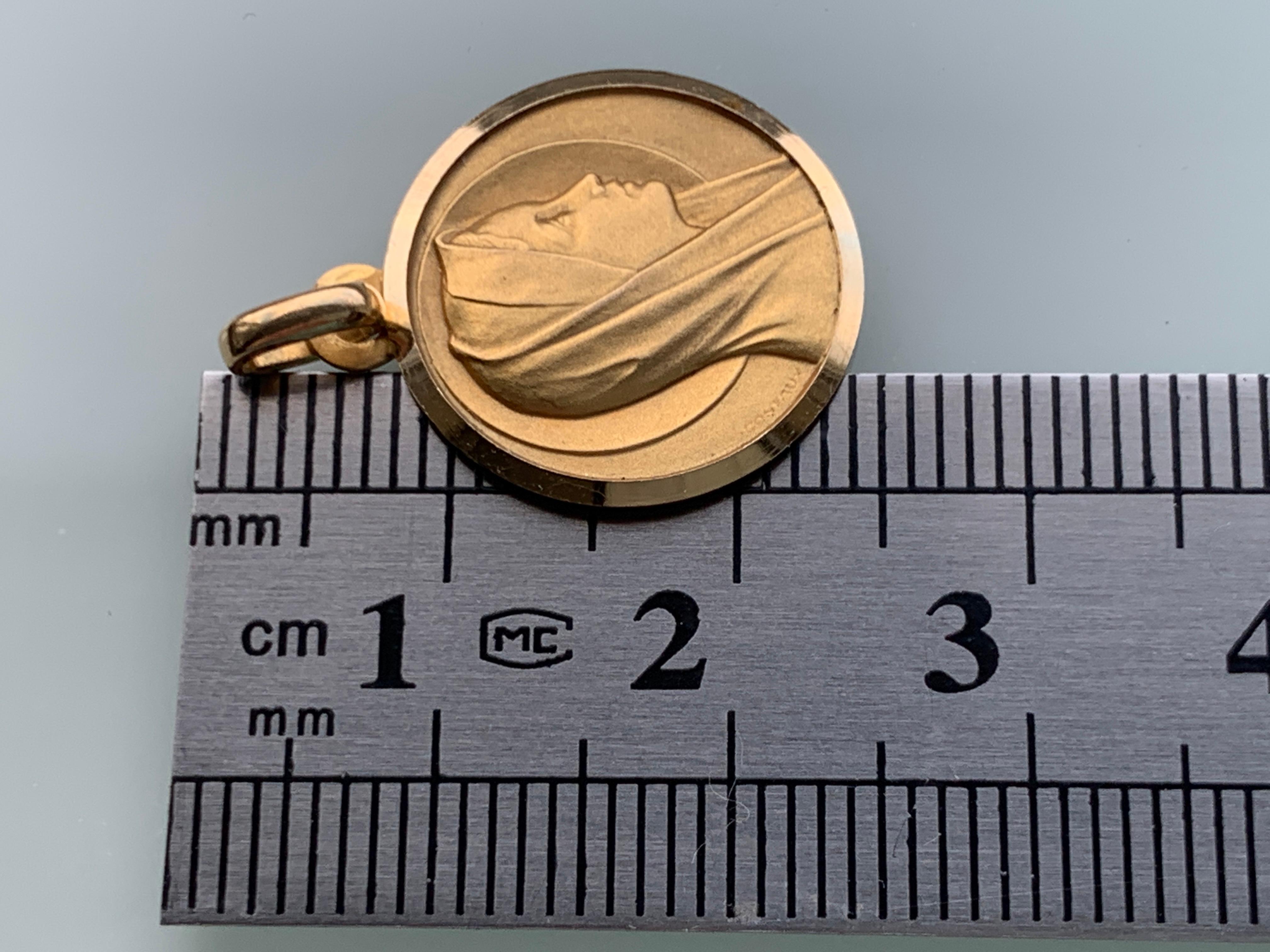 18ct Gold French Mary Religious Pendant Circa 1940 In Good Condition For Sale In London, GB