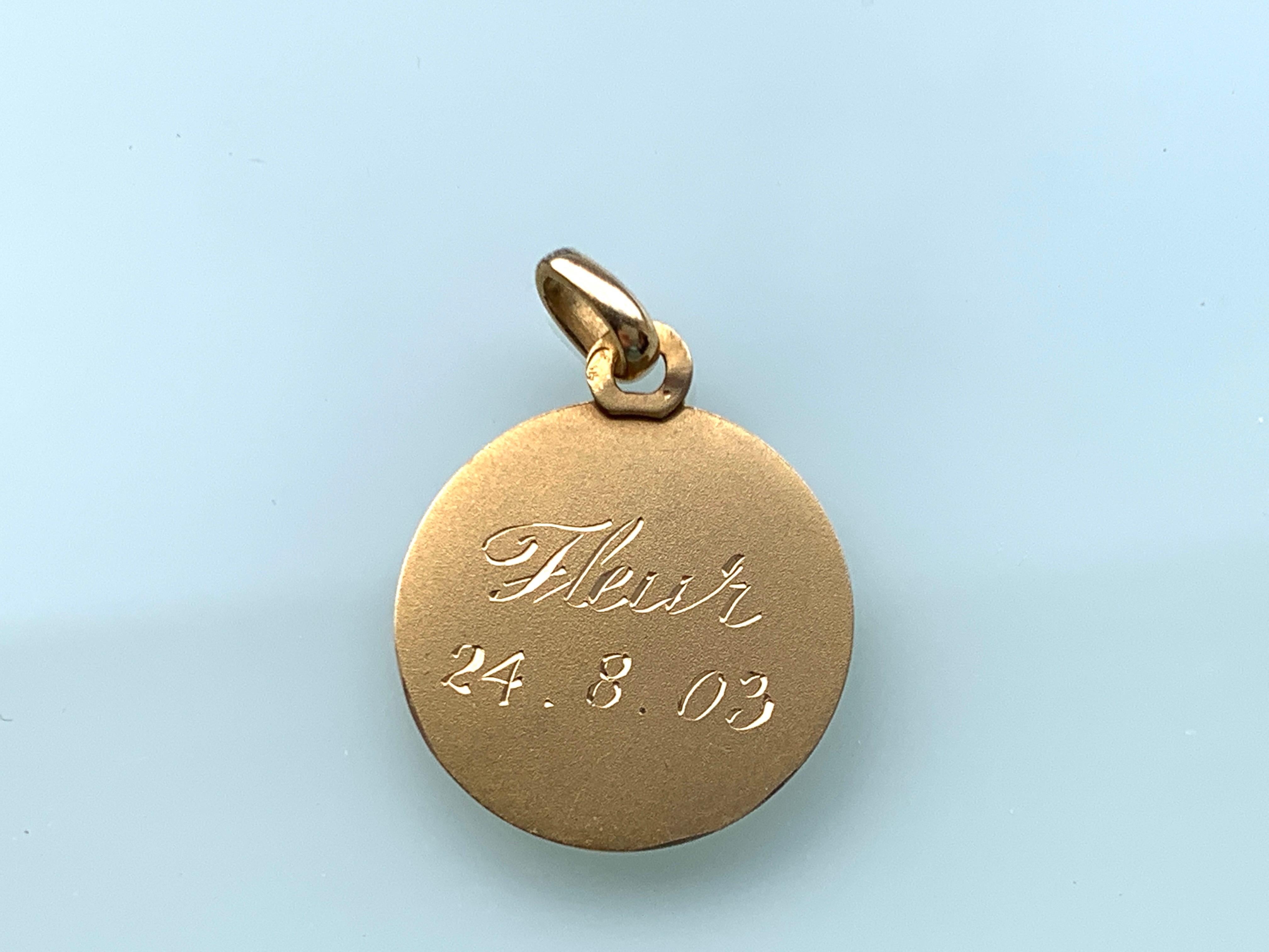 18ct Gold French Mary Religious Pendant Circa 1940 For Sale 3