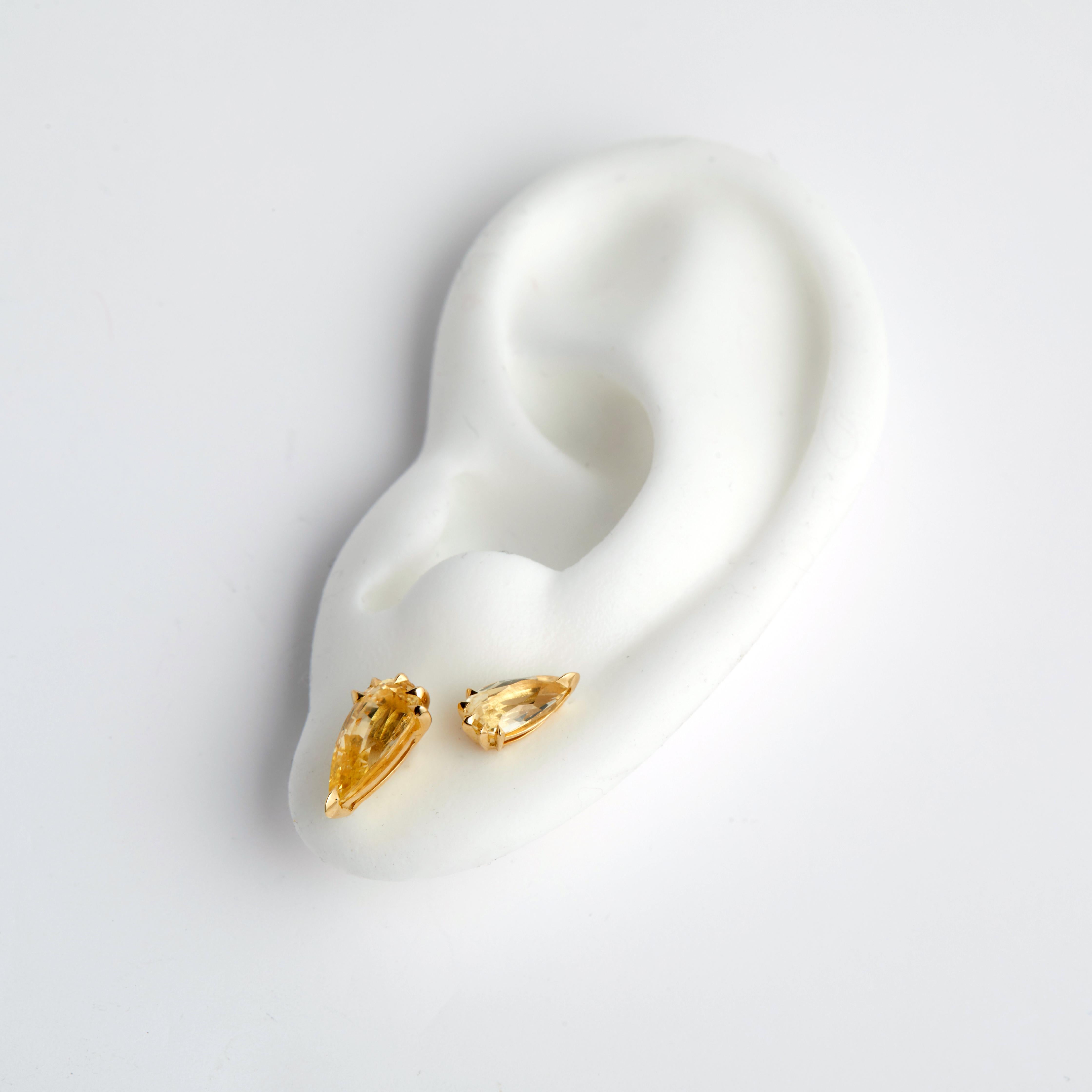 Ces boucles d'oreilles sont uniques.

Boucles d'oreilles en or jaune 18ct avec saphirs jaunes de 2,6ct, sélectionnés à la main par Kasun lors de son voyage d'été au Sri Lanka en 2023.

Fabriqué de bout en bout à Londres, à partir de métaux précieux