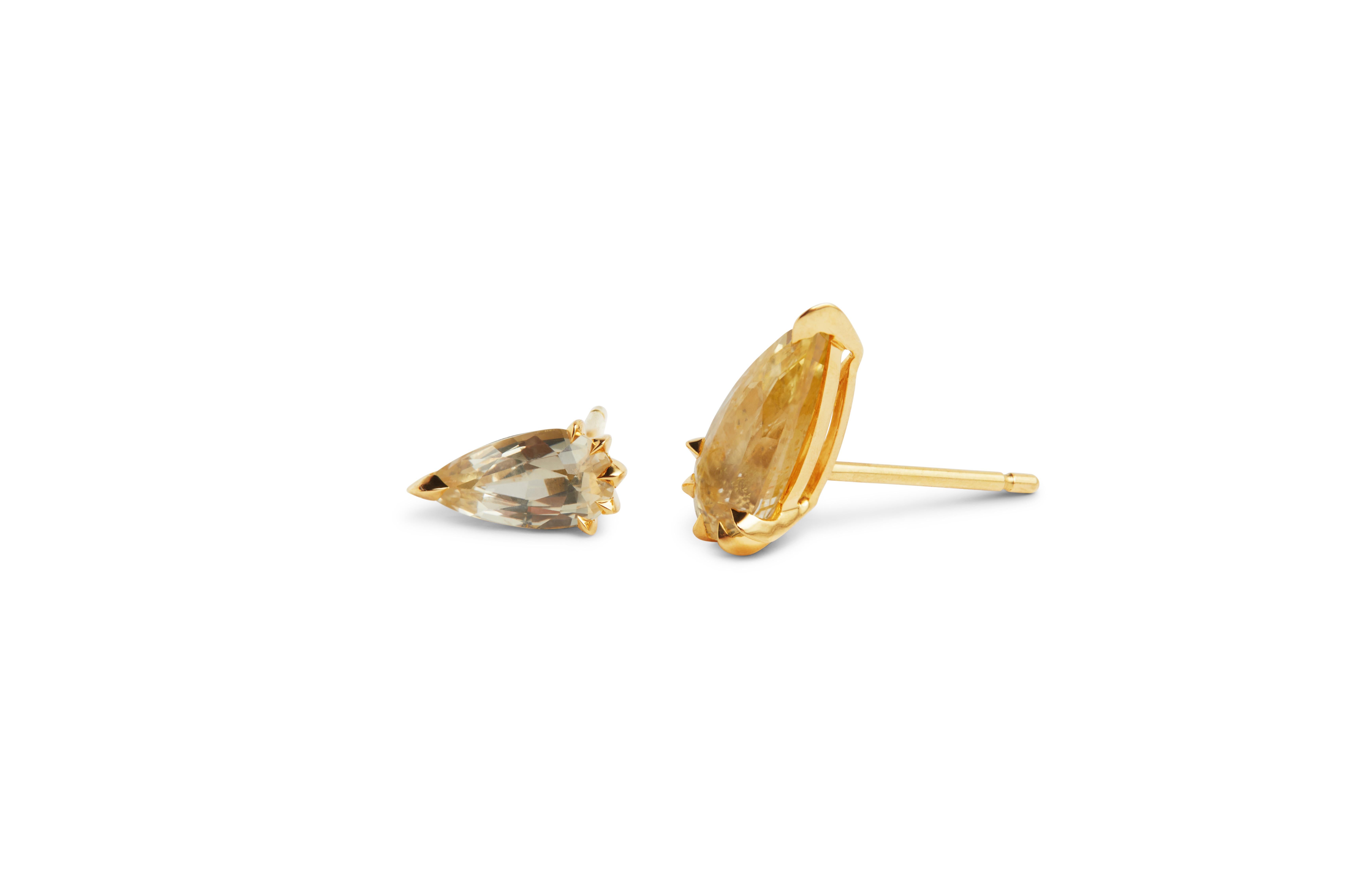 Women's or Men's 18ct Gold & Golden Peach Sapphire Earrings For Sale