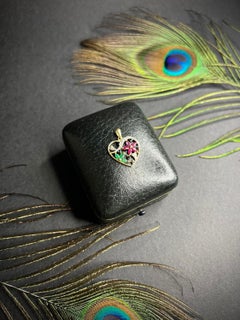 Coeur en or 18ct  Pendentif à motifs floraux, serti de rubis, émeraudes et diamants