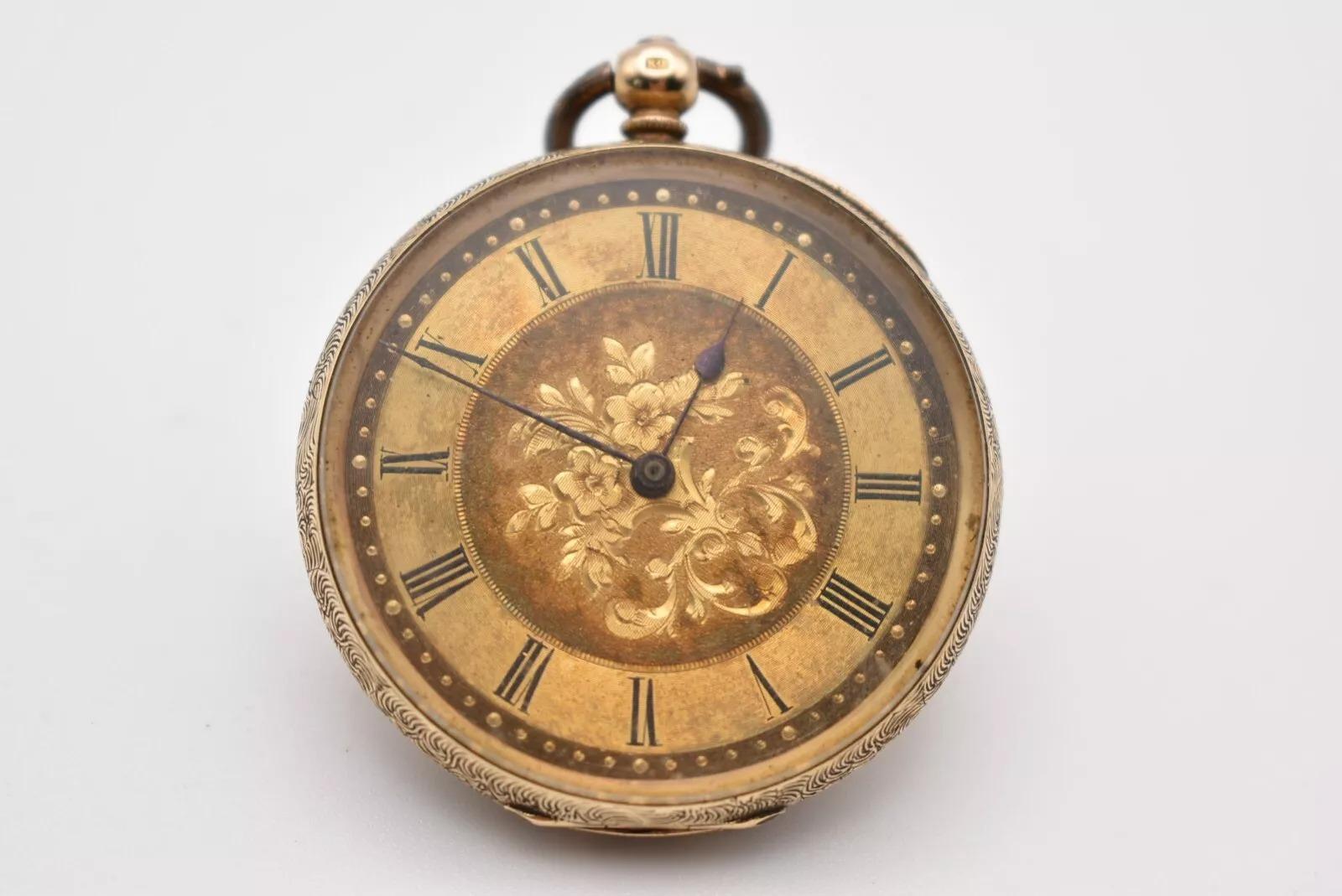 Reloj de bolsillo de oro de 18 ct con esfera abierta muy detallada, esfera floral de oro grabada y fondo 
Letras grabadas en la parte posterior: ACJ

Peso: 40.1 g
Este exquisito reloj de bolsillo abierto está fabricado en oro macizo de 18 quilates y