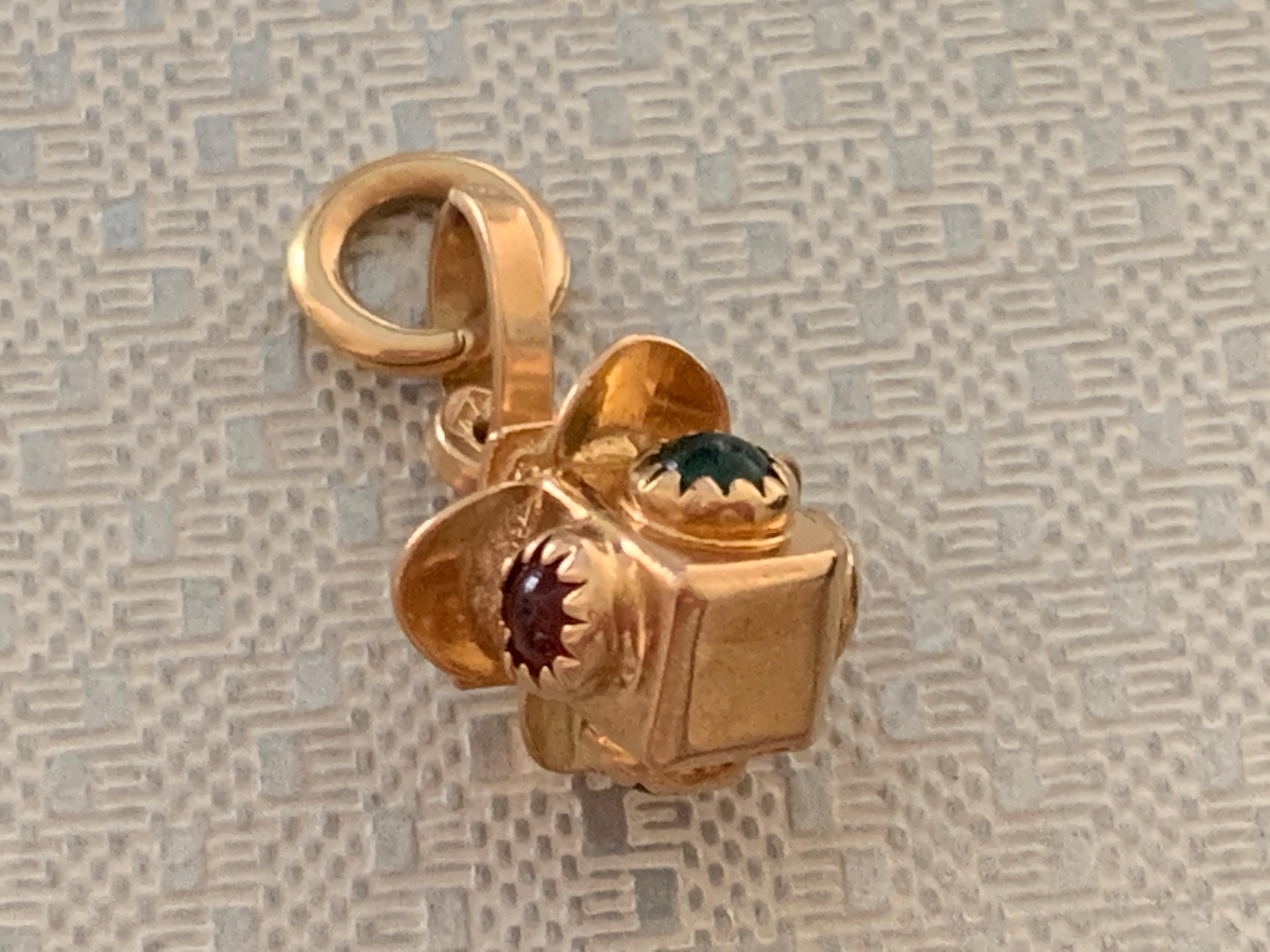 18ct 750 Gold Amerikanische Straße Ampel Charme
Vollständige Punzierungen (Italienisch) 
Farbige Glascabochons alle vorhanden 
2 x rot, & 2 x grün 
Gewicht 2.6 Gramm
