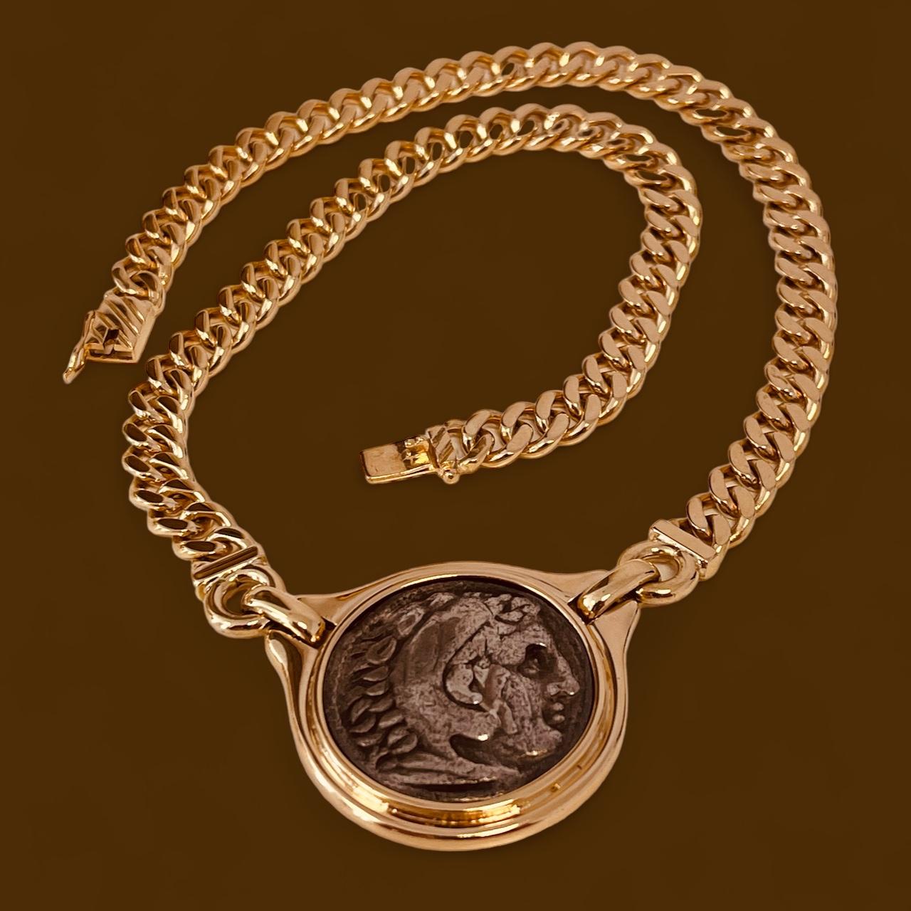 18ct Gold Link Necklace Centring A Reproduction Of An Antique Greek Silver Coin In Excellent Condition For Sale In London, GB