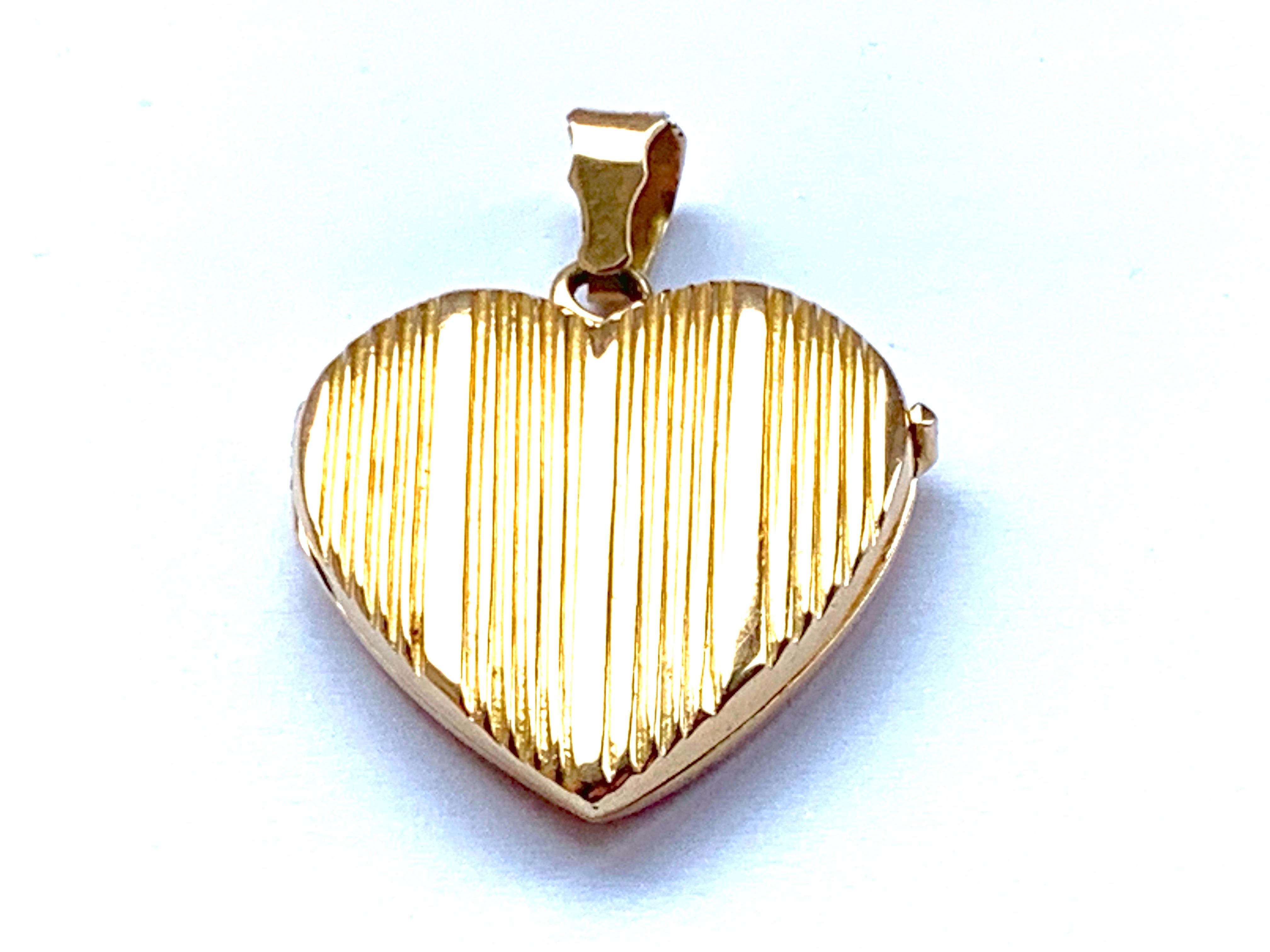 
18ct Gold Locket
with beautiful stripe design to front
and frilled edge bail .
stamped 220 VI 750 on bail
Circa 1980s
Snaps shut very securely
Size 2.5cm x 2.5 cm x 3.5mm ( not including bail )
Weight 7.7 grammes