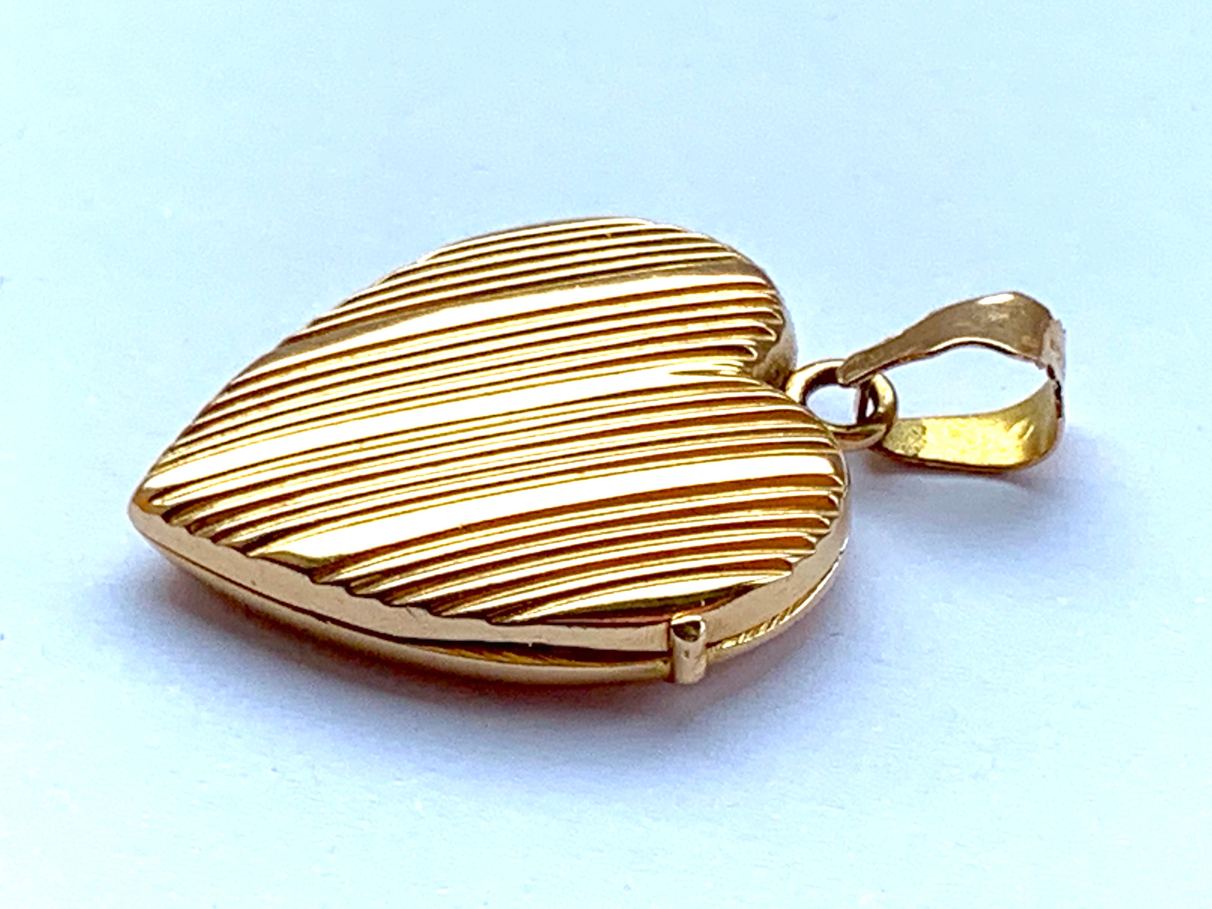 18ct gold locket and chain