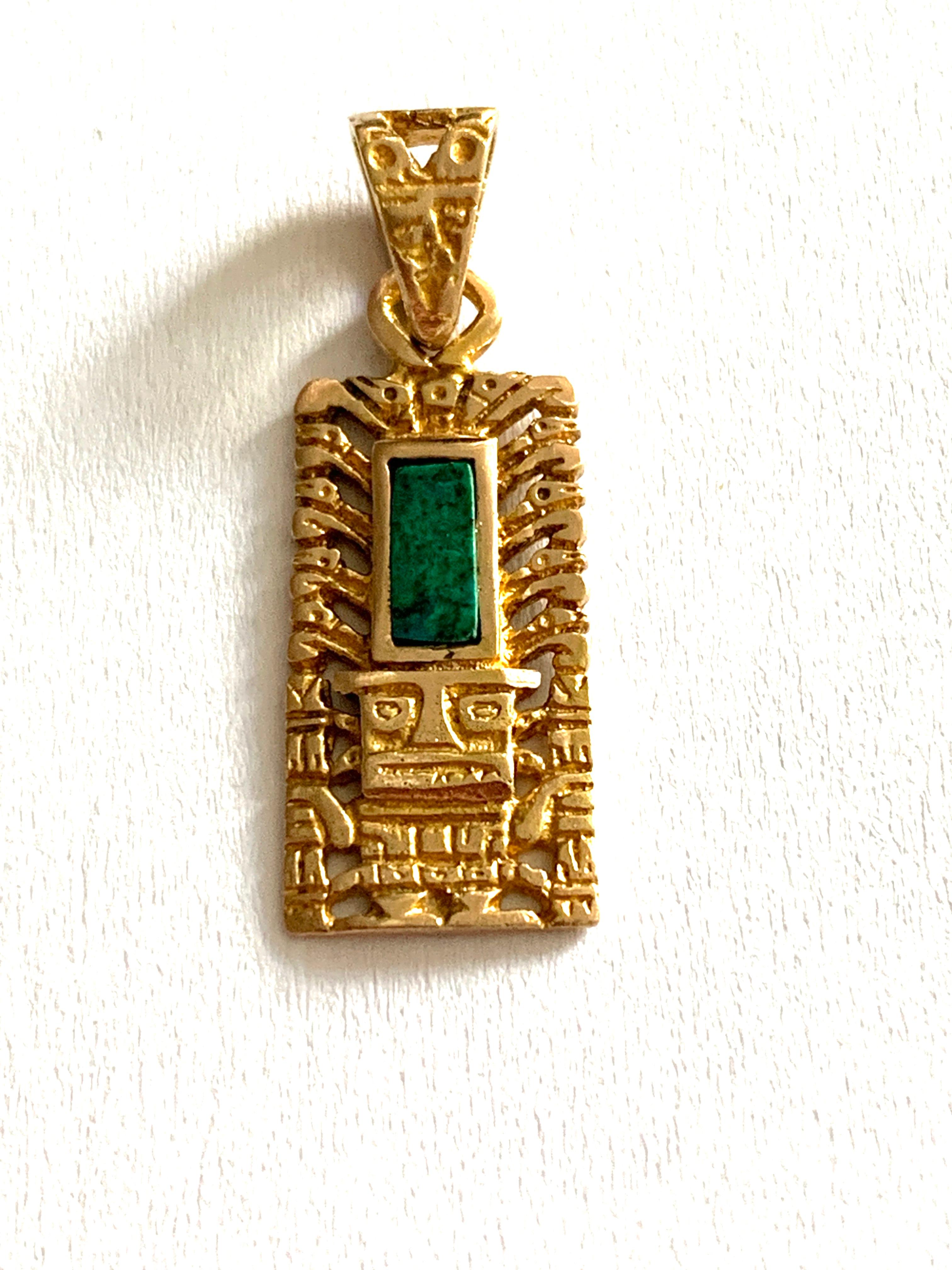 Ciondolo con disegno messicano in oro 18 ct.
con una sezione centrale di colore verde
Dimensioni della forma rettangolare - 1,7 cm x 7 mm (circa) + cauzione a scatto
Timbro 18k su cauzione Swing
peso 1,6 grammi