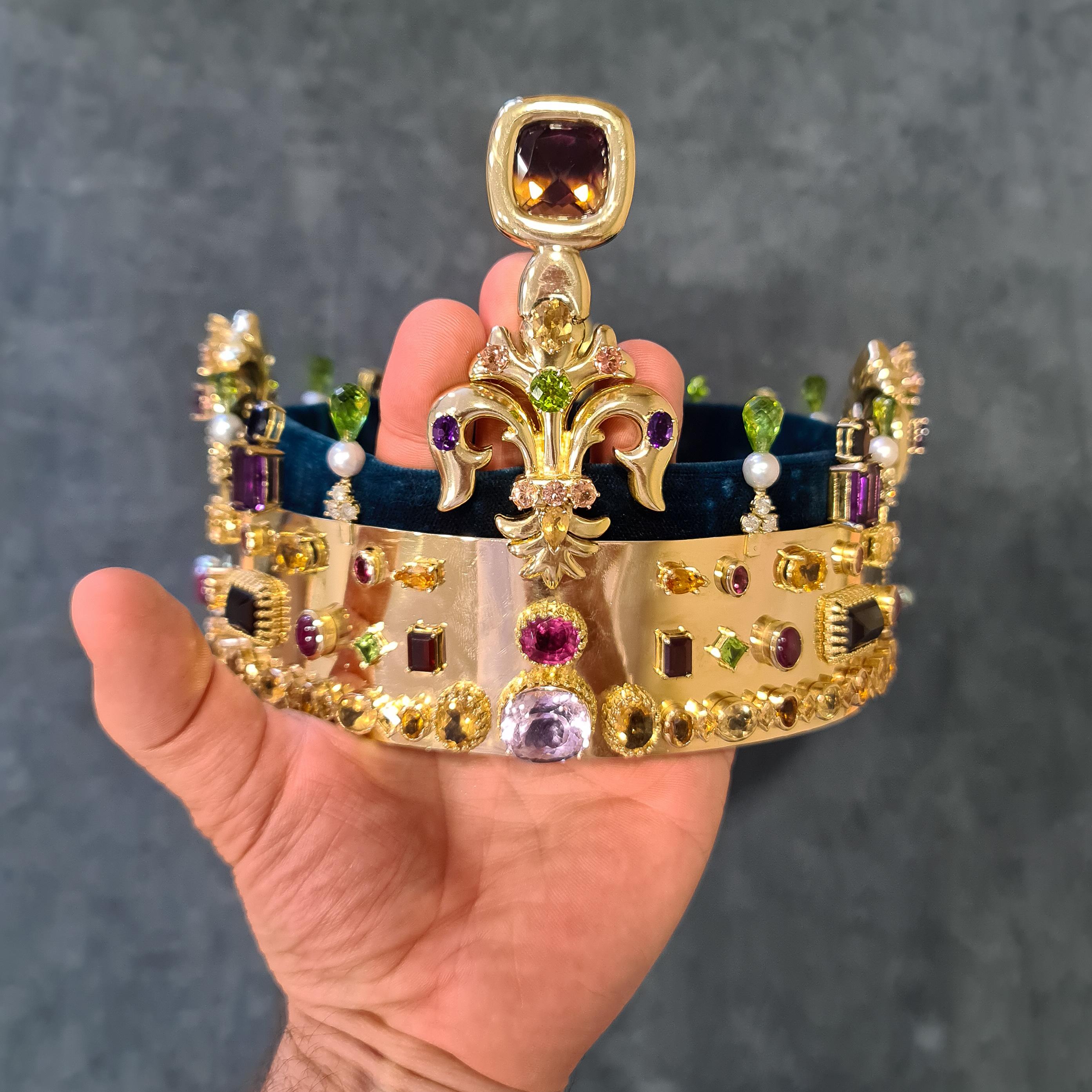 An astonishing 18ct gold coronet featuring a genuine cornucopia of gemstones. Fashioned in a solid 18-carat gold band, with a border of bezel-set citrines and topaz of various cuts and various gems throughout. Lined with forest-green velvet.