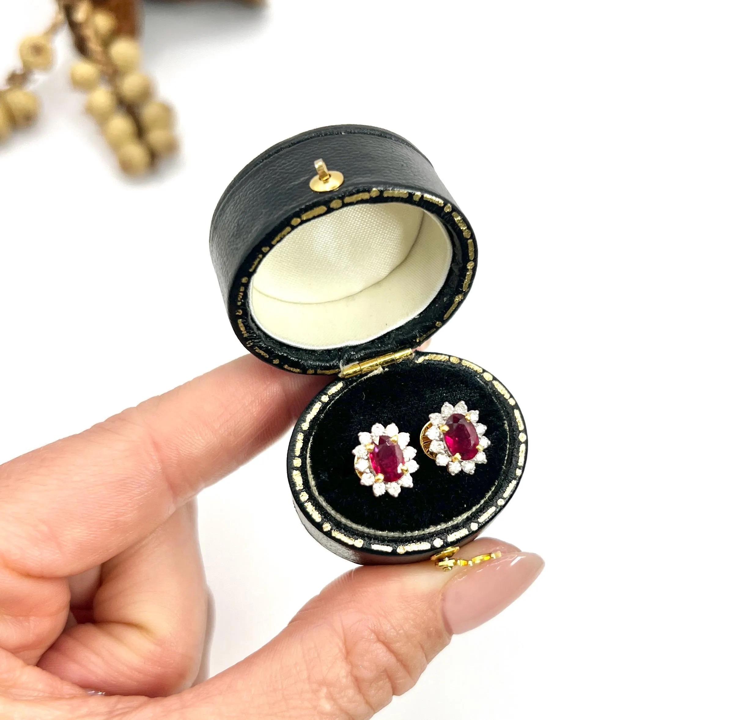 Pendientes de rubíes y diamantes 

Oro de 18 ct estampado 750

Alrededor de 2000

Eleva tu elegancia con estos impresionantes pendientes en racimo de oro de 18 ct. El cautivador rubí natural central está bellamente rodeado por un racimo de