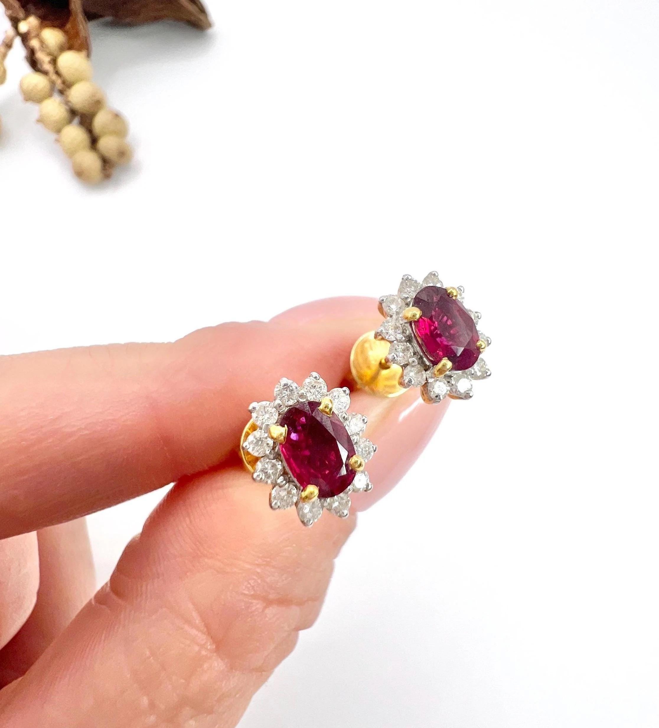 Pendientes de oro de 18 ct con rubí natural y diamantes en racimo Corte oval en venta