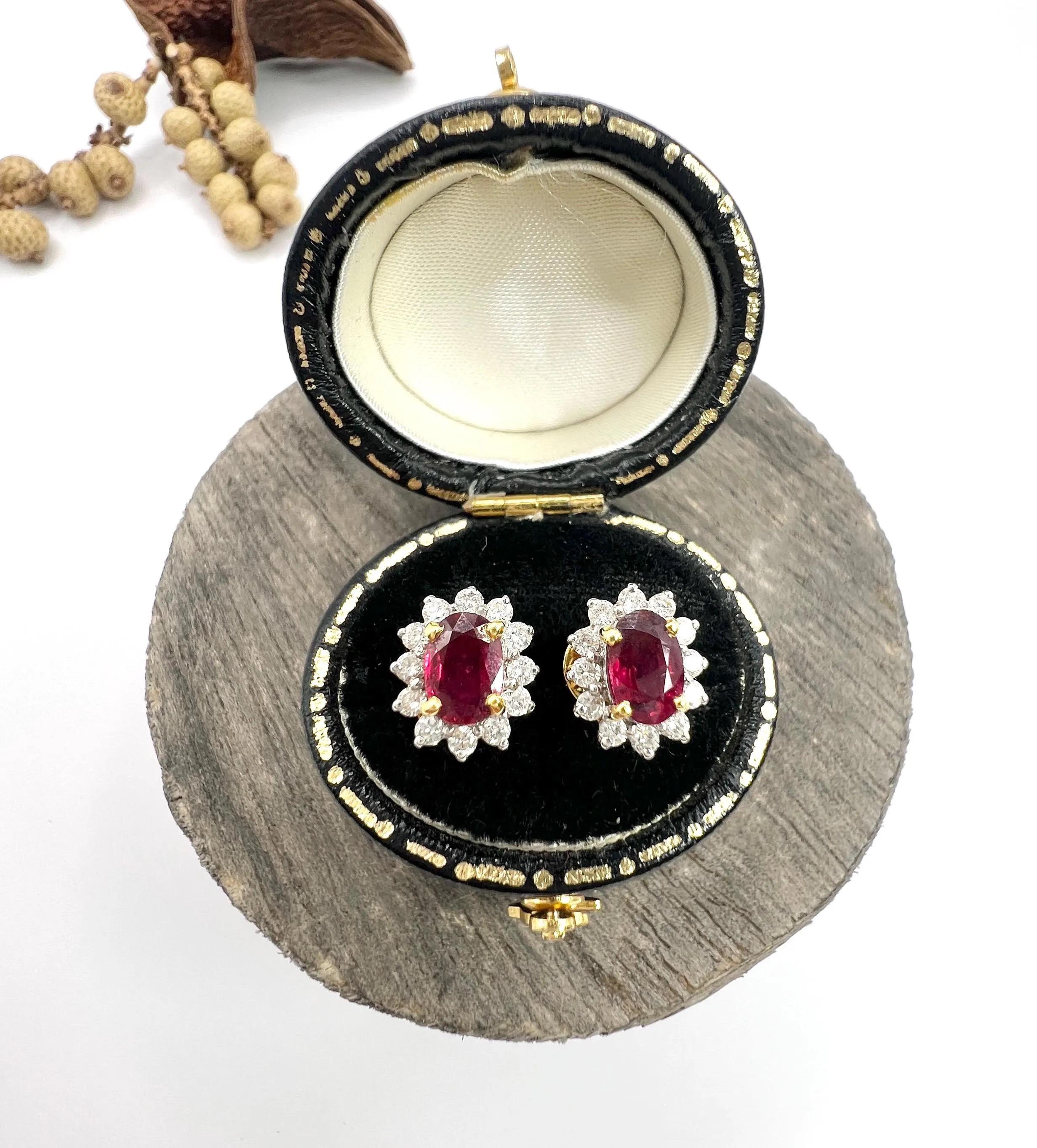 Pendientes de oro de 18 ct con rubí natural y diamantes en racimo en venta 2