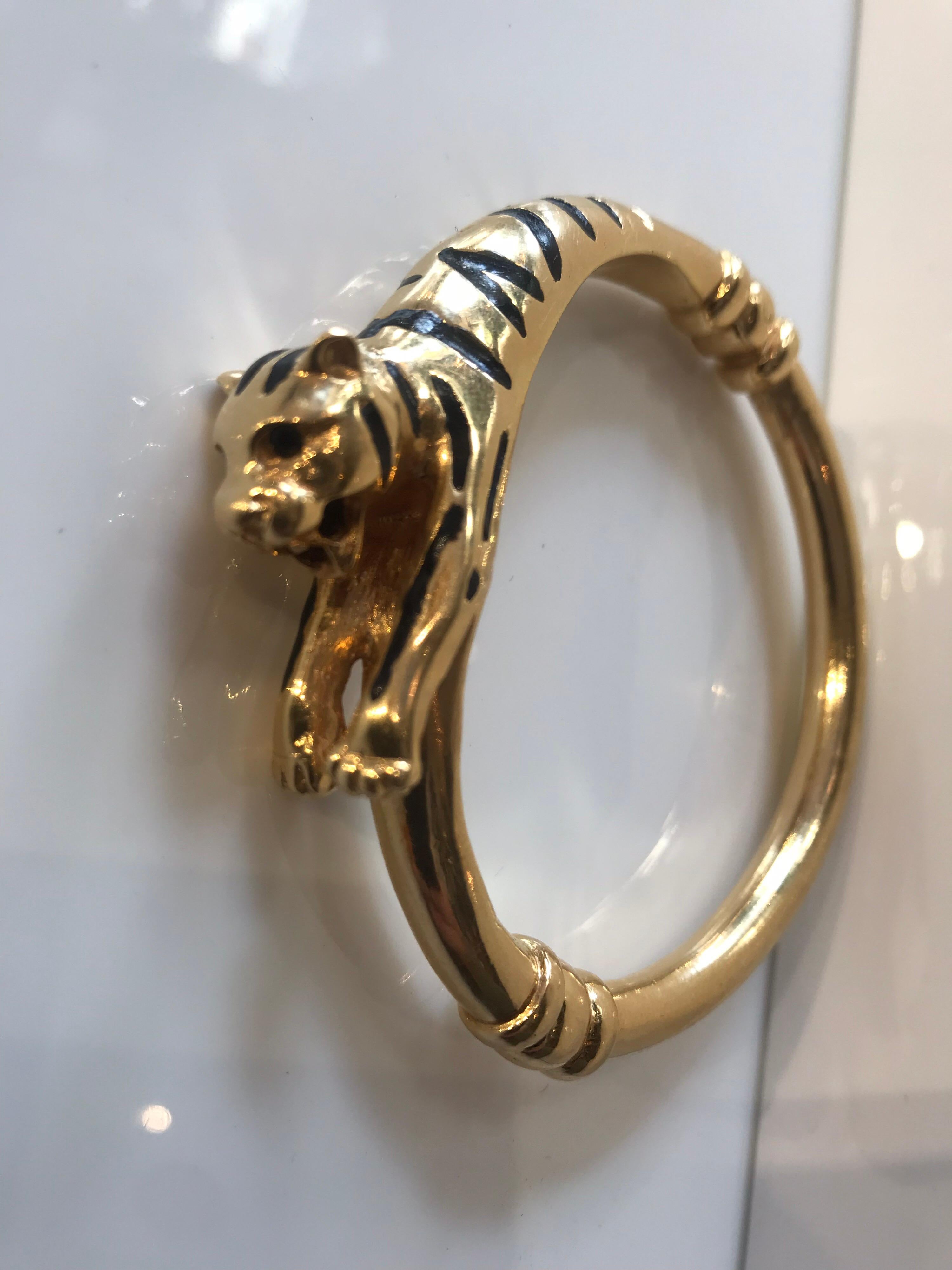18 Carat Gold Panther-Style Hinged Bangle For Sale 2