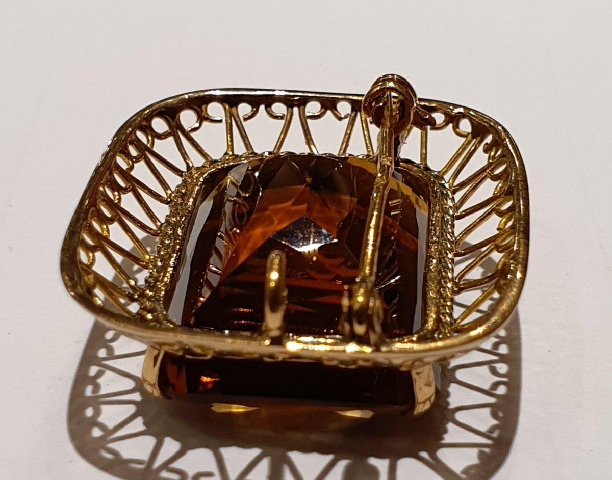 Broche y colgante de oro de 18 ct engastados con un magnífico citrino clasificado de color coñac de tamaño facetado (2,3 cm por 1,7 cm)

Peso total: 11,63gr

Tamaño del broche:

3,5 cm por 2,7 cm
