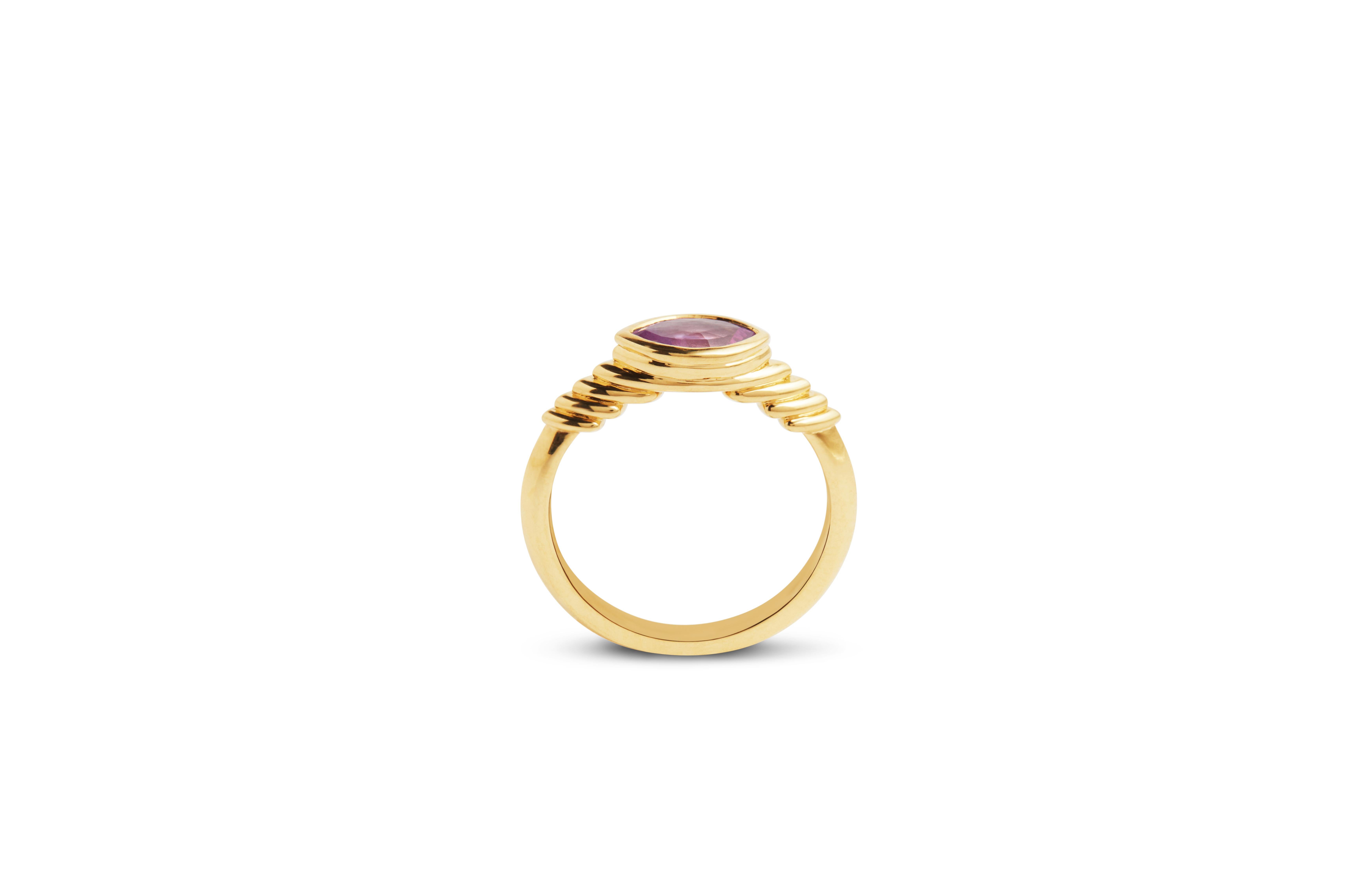 Women's or Men's 18ct Gold & Pink Sapphire Marquise Ring For Sale