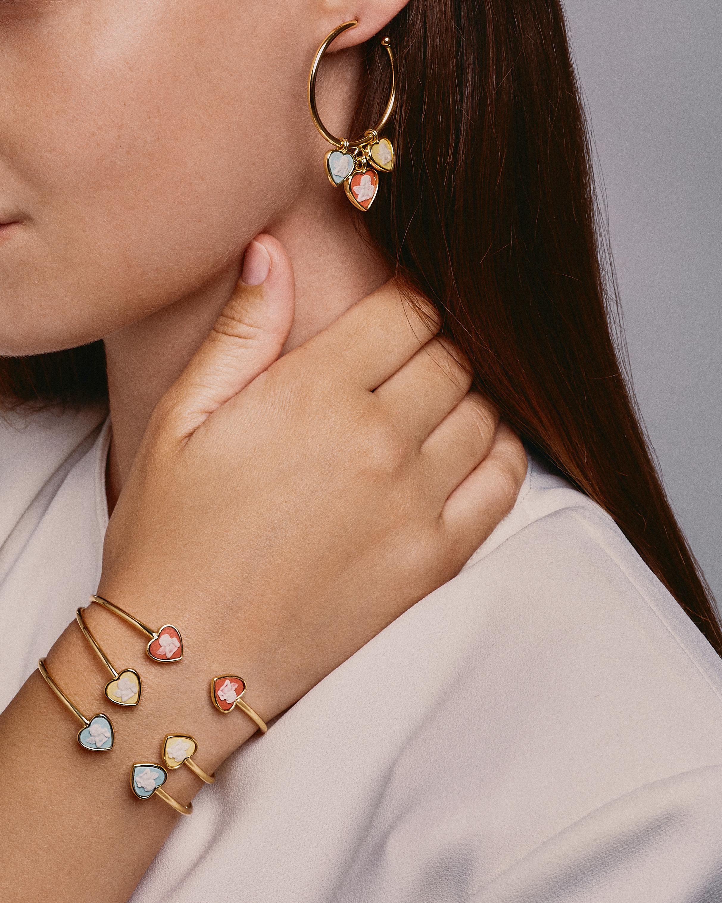 18ct gold plated sterling silver and fine porcelain.
Handmade in Italy

Beyond collection design to go further than the classic interpretations of the Cameo. With the freedom of shape and colour, it contemporises a design with a historic identity,