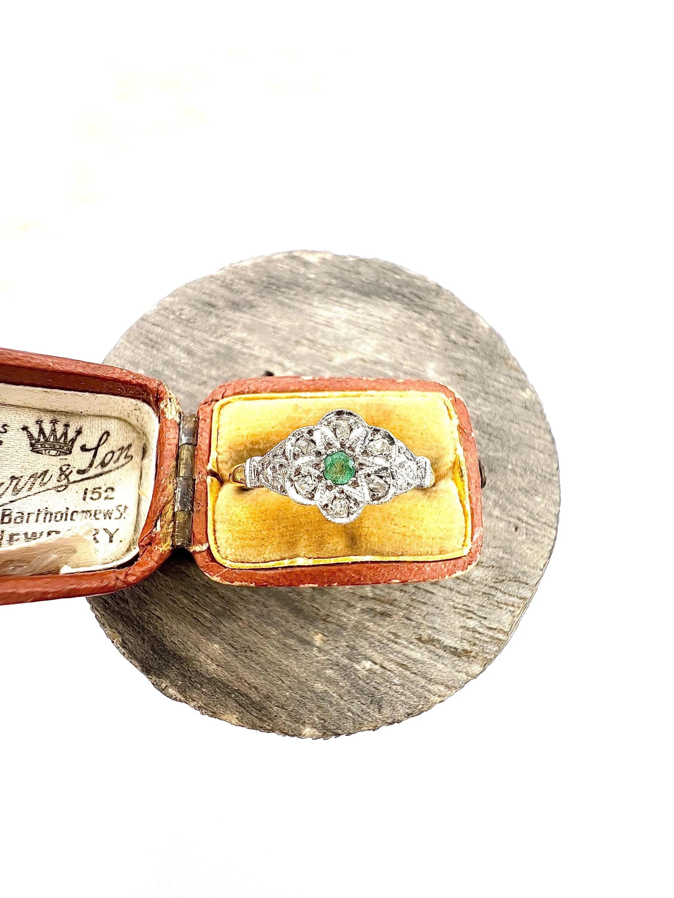 18ct Gold & Platinum, 1920s Emerald and Diamond Star Set Daisy Cluster Ring For Sale 5