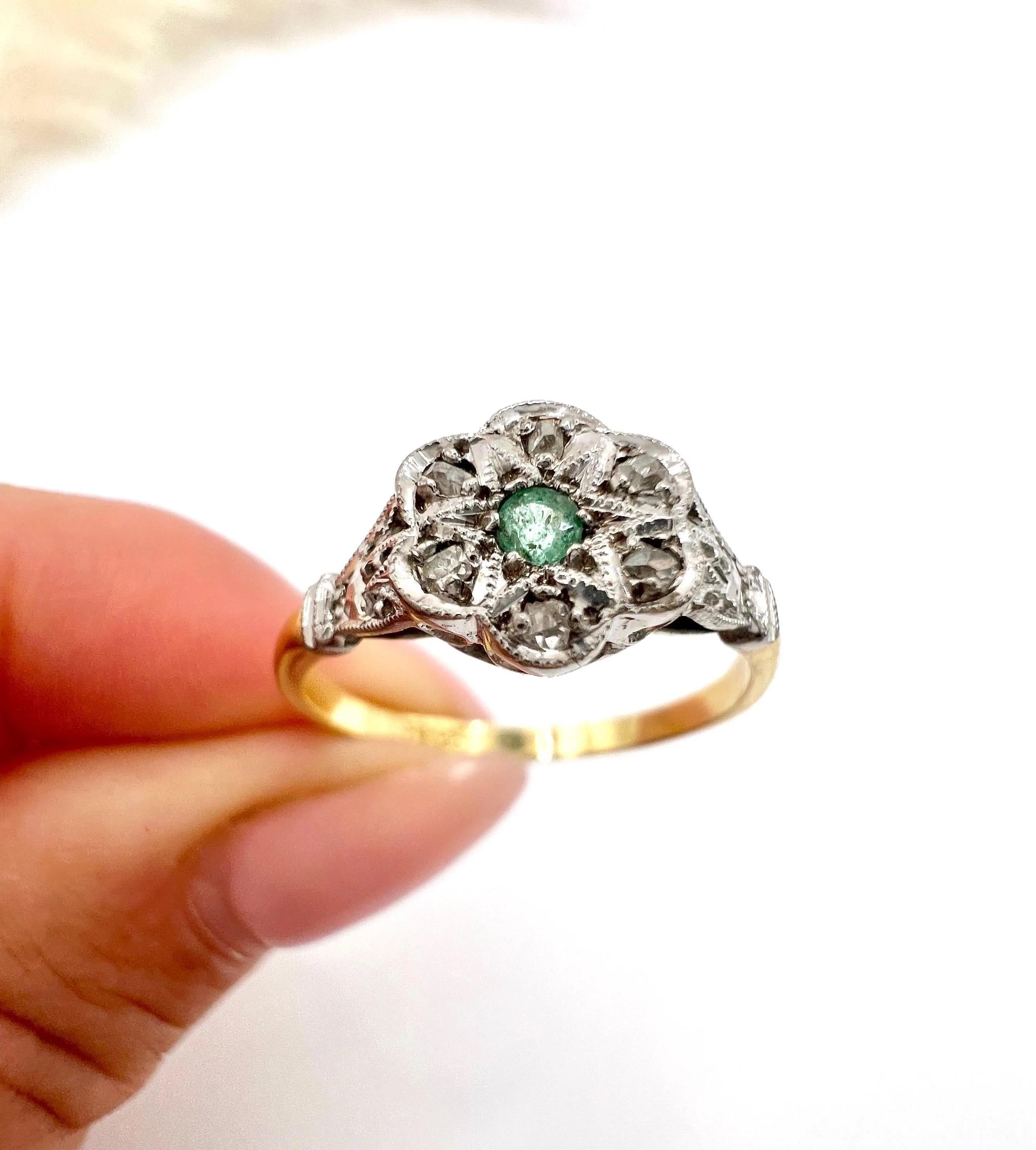 18ct Gold & Platinum, 1920s Emerald and Diamond Star Set Daisy Cluster Ring For Sale 6