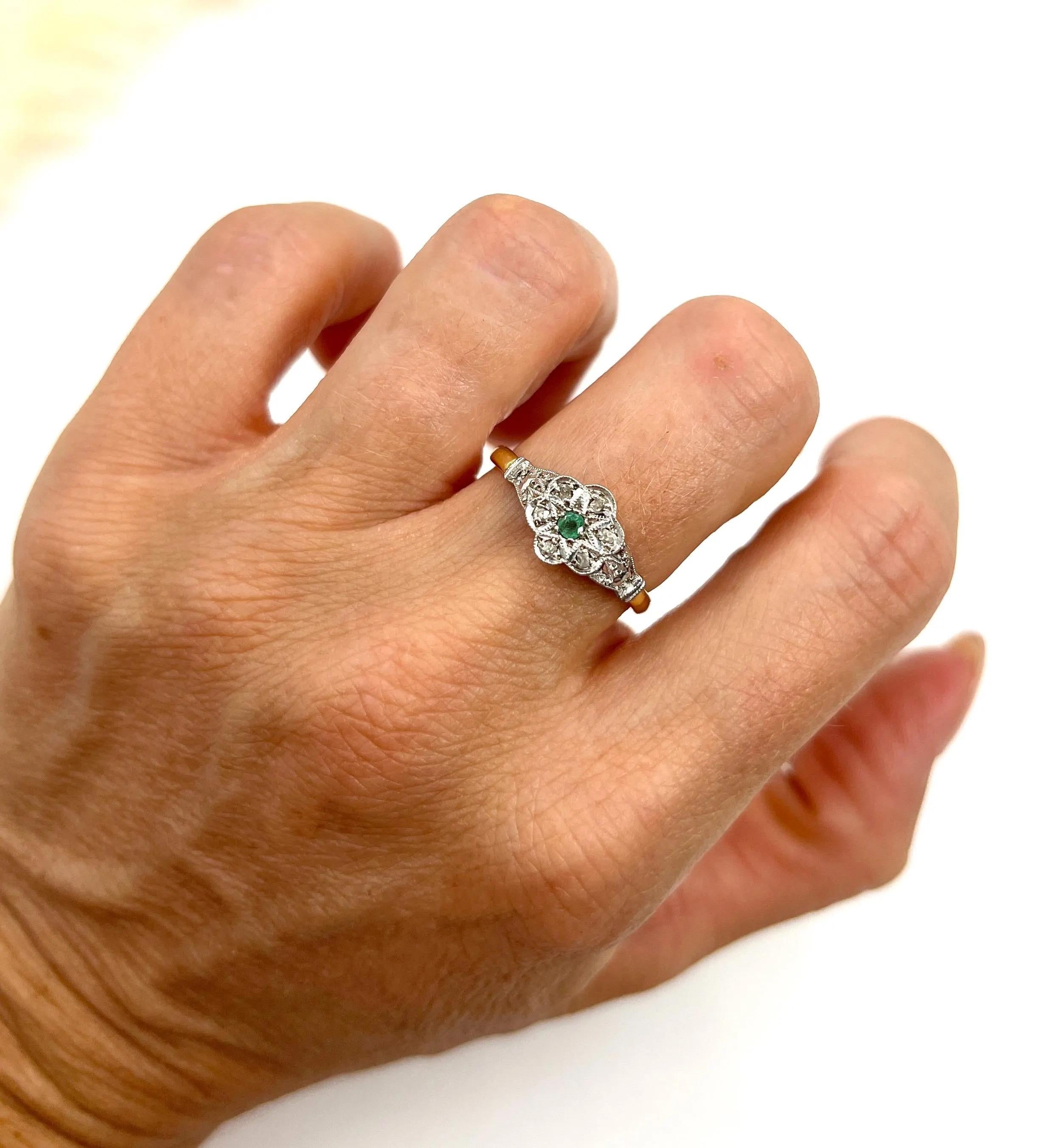 Round Cut 18ct Gold & Platinum, 1920s Emerald and Diamond Star Set Daisy Cluster Ring For Sale