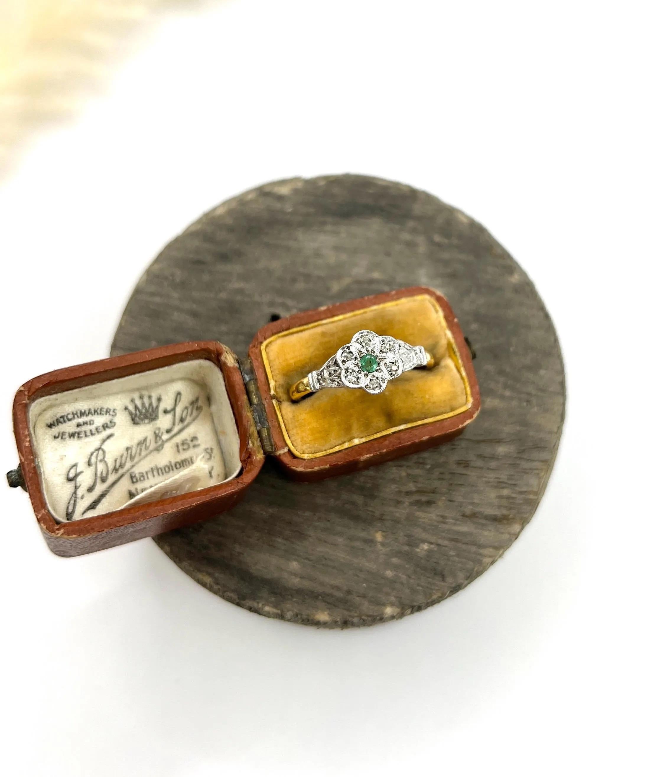Women's or Men's 18ct Gold & Platinum, 1920s Emerald and Diamond Star Set Daisy Cluster Ring For Sale