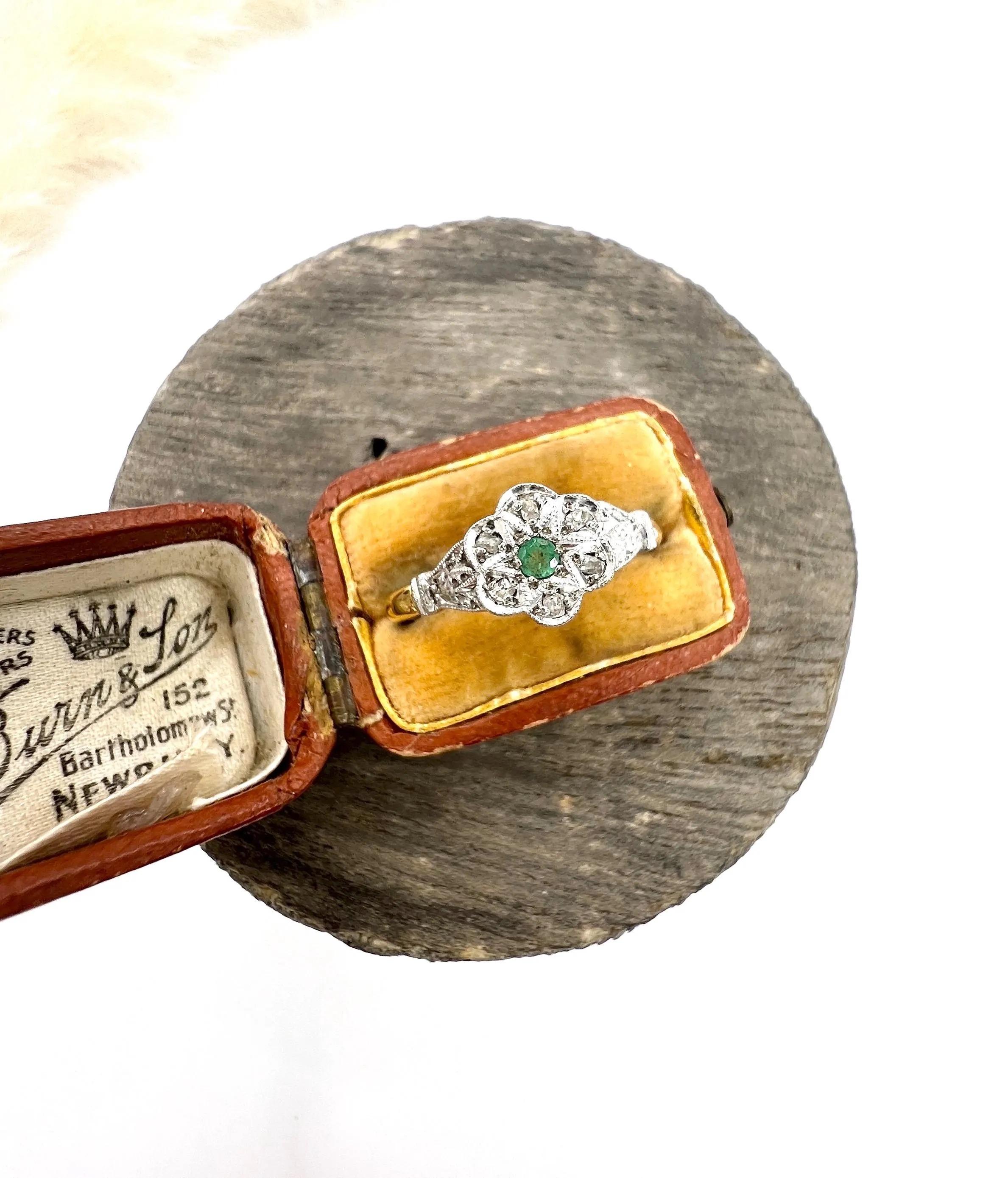 18ct Gold & Platinum, 1920s Emerald and Diamond Star Set Daisy Cluster Ring For Sale 1