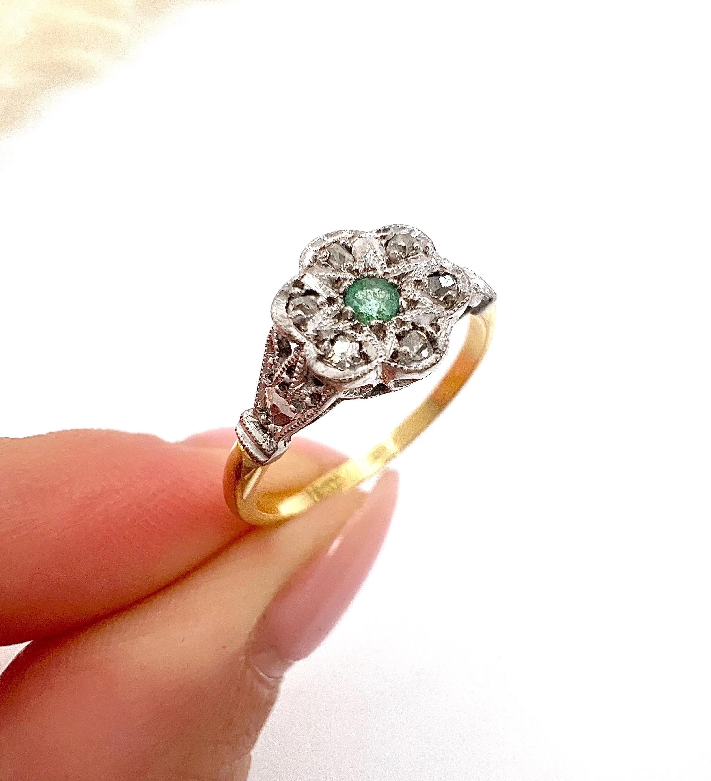 18ct Gold & Platinum, 1920s Emerald and Diamond Star Set Daisy Cluster Ring For Sale 2