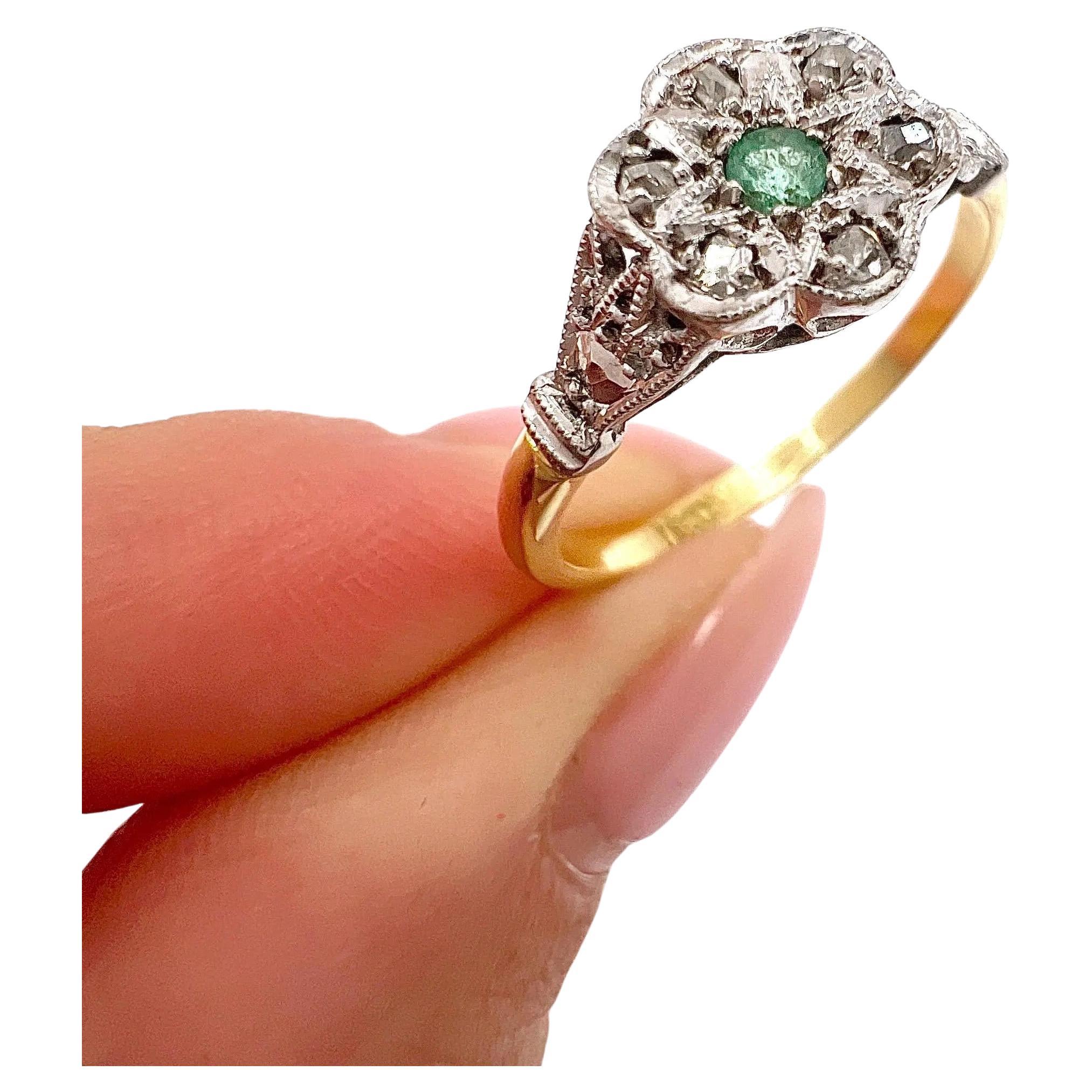 18ct Gold & Platinum, 1920s Emerald and Diamond Star Set Daisy Cluster Ring For Sale