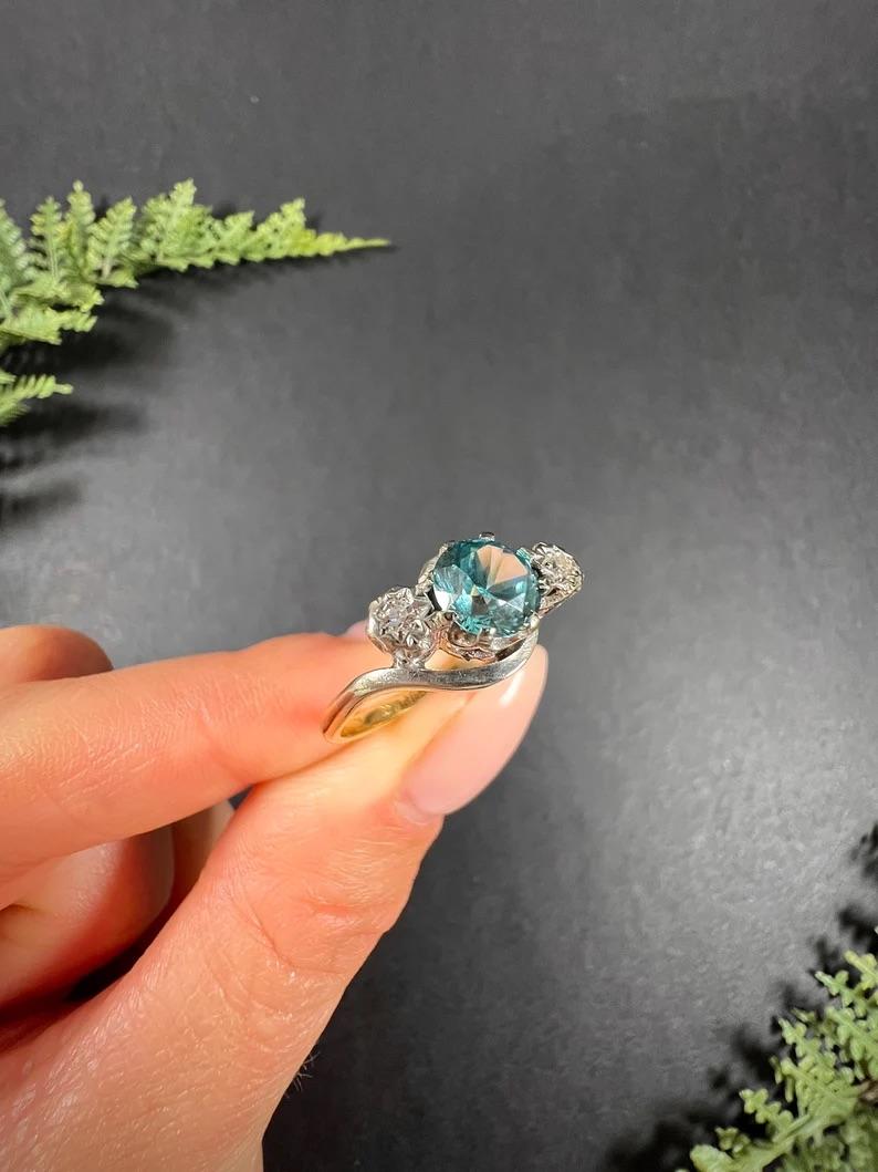 18ct Gold & Platinum 1980s Three Stone Zircon Diamond Cossover Trilogy Ring For Sale 5