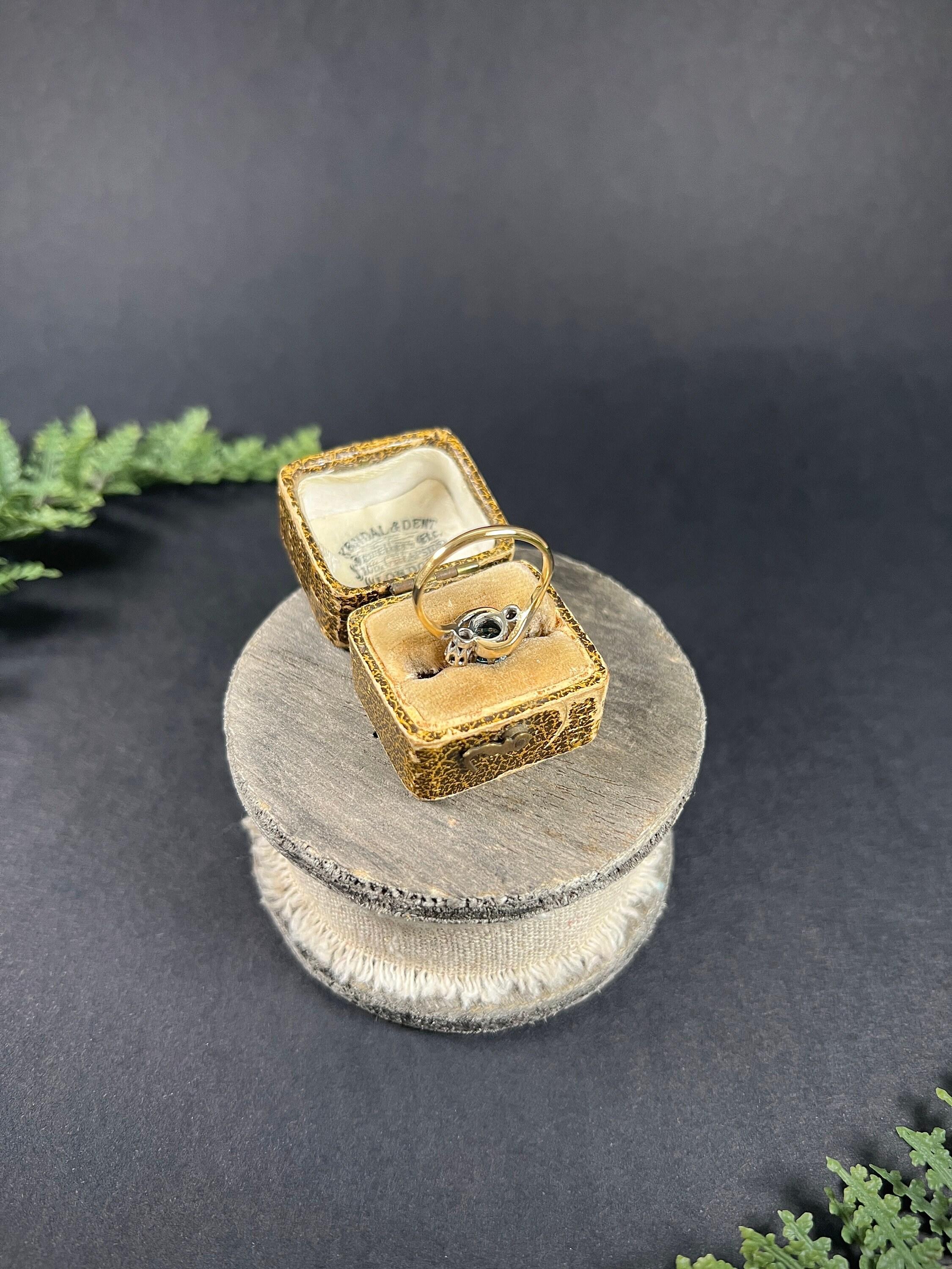 18ct Gold & Platinum 1980s Three Stone Zircon Diamond Cossover Trilogy Ring In Good Condition For Sale In Brighton, GB