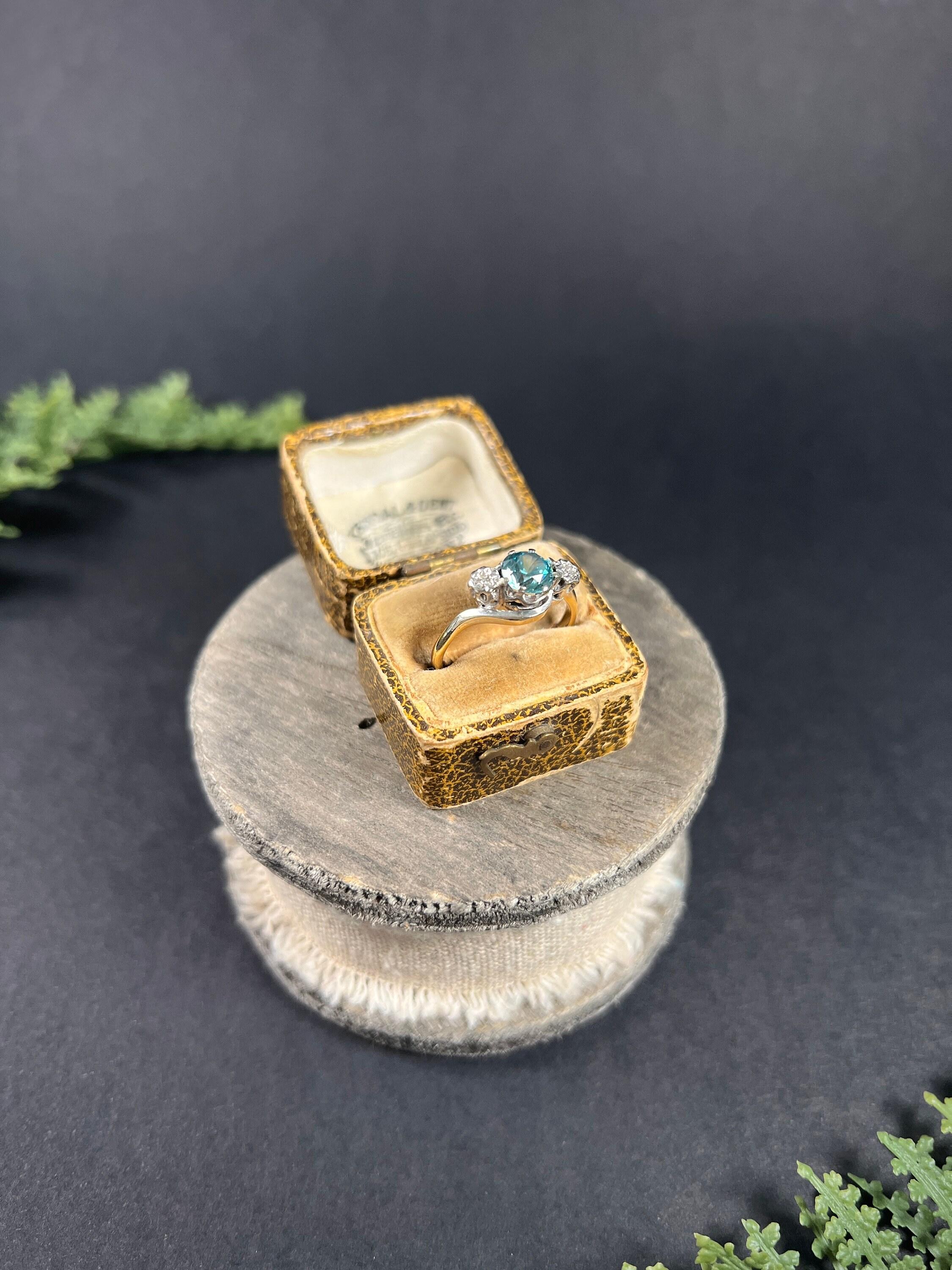 Women's or Men's 18ct Gold & Platinum 1980s Three Stone Zircon Diamond Cossover Trilogy Ring For Sale