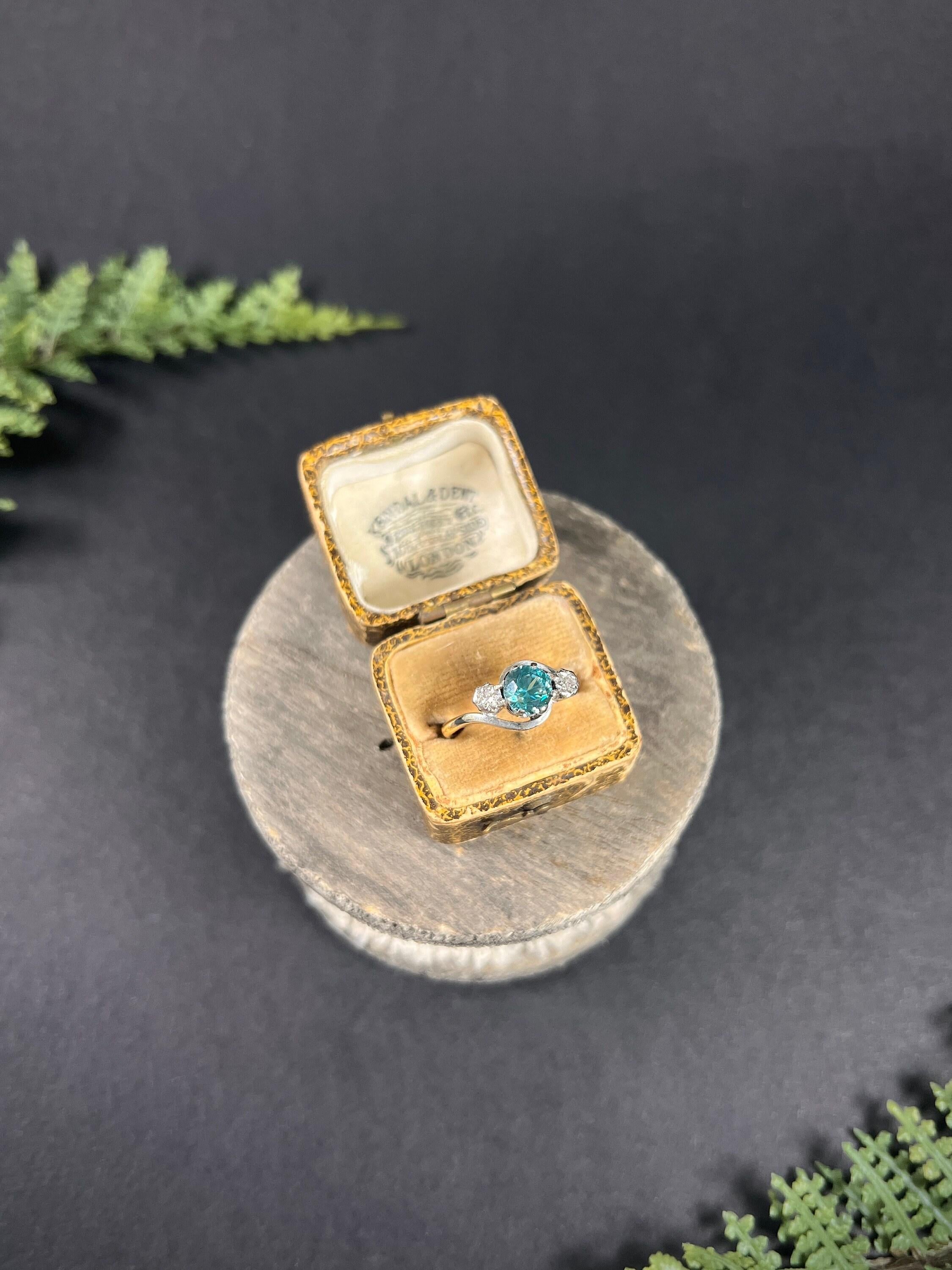 18ct Gold & Platinum 1980s Three Stone Zircon Diamond Cossover Trilogy Ring For Sale 1
