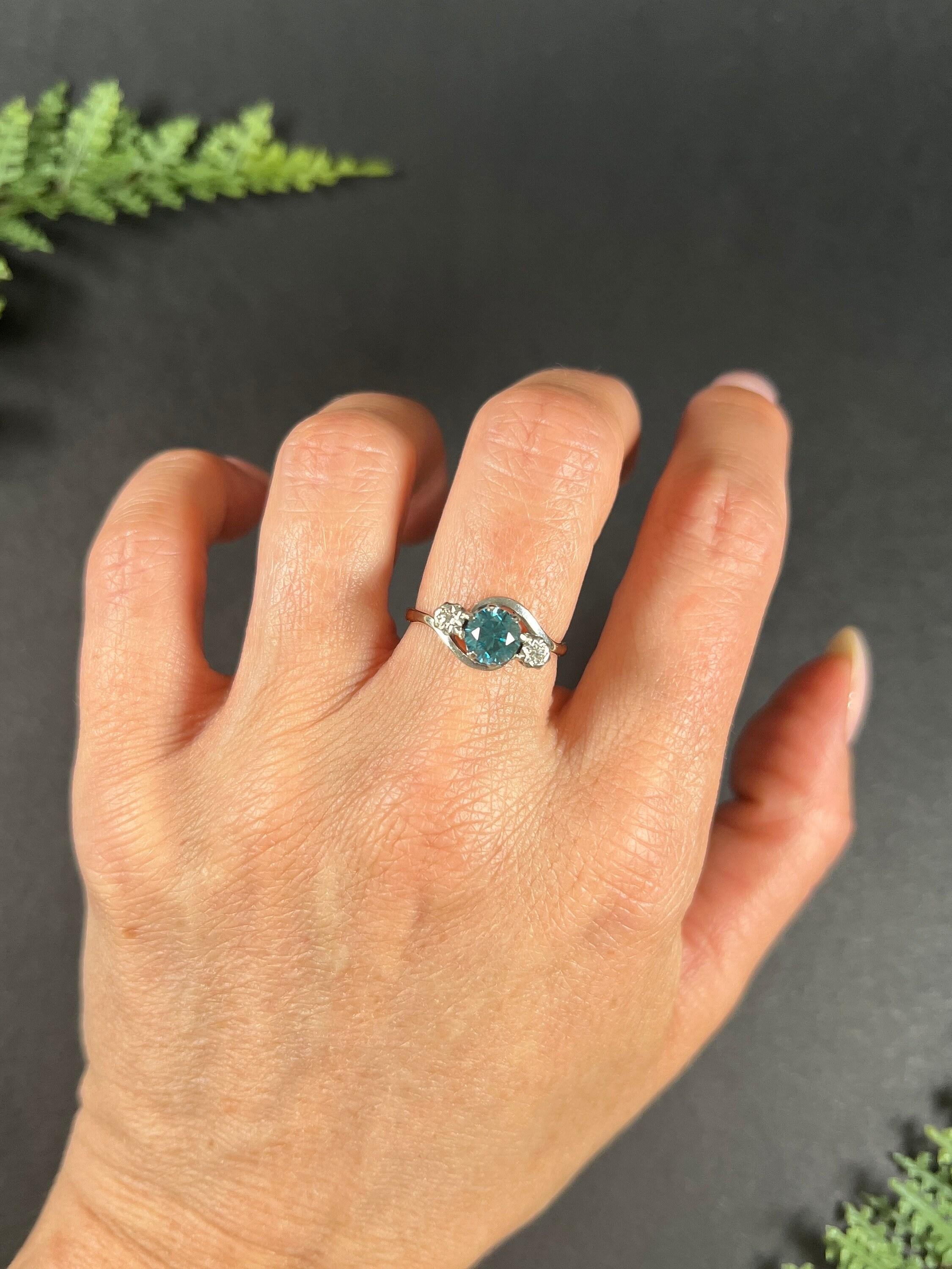 18ct Gold & Platinum 1980s Three Stone Zircon Diamond Cossover Trilogy Ring For Sale 2