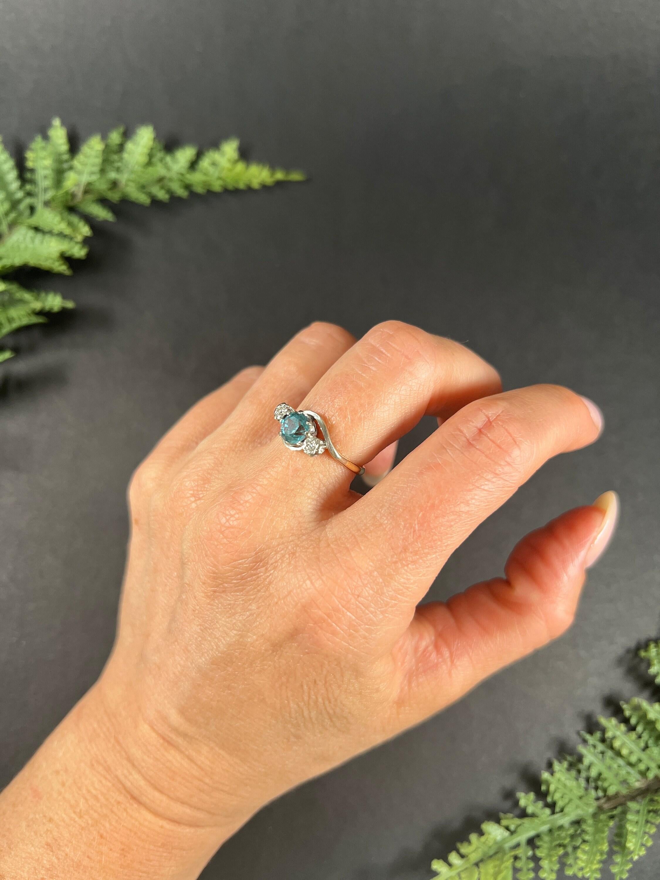 18ct Gold & Platinum 1980s Three Stone Zircon Diamond Cossover Trilogy Ring For Sale 3