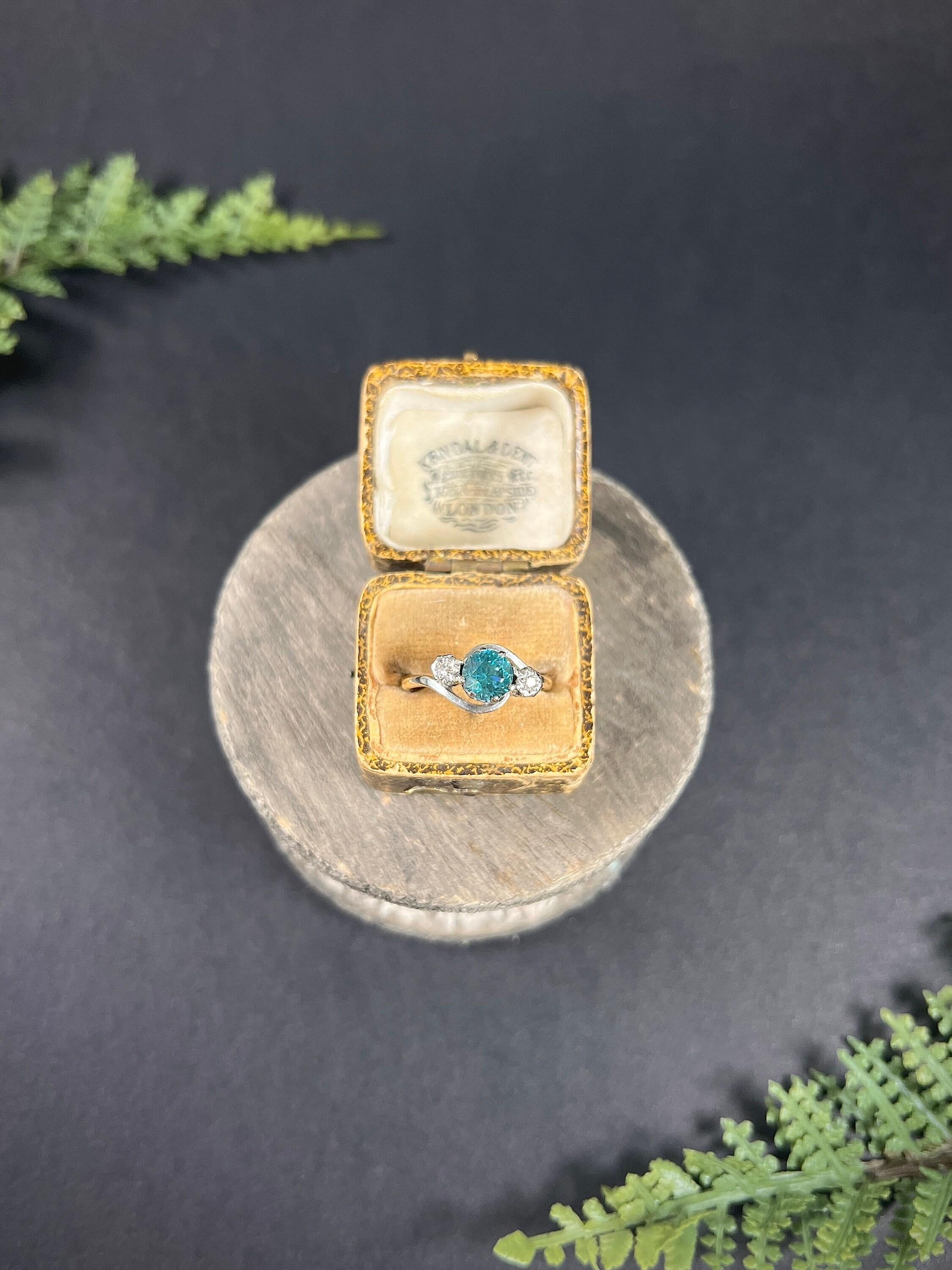 18ct Gold & Platinum 1980s Three Stone Zircon Diamond Cossover Trilogy Ring For Sale 4