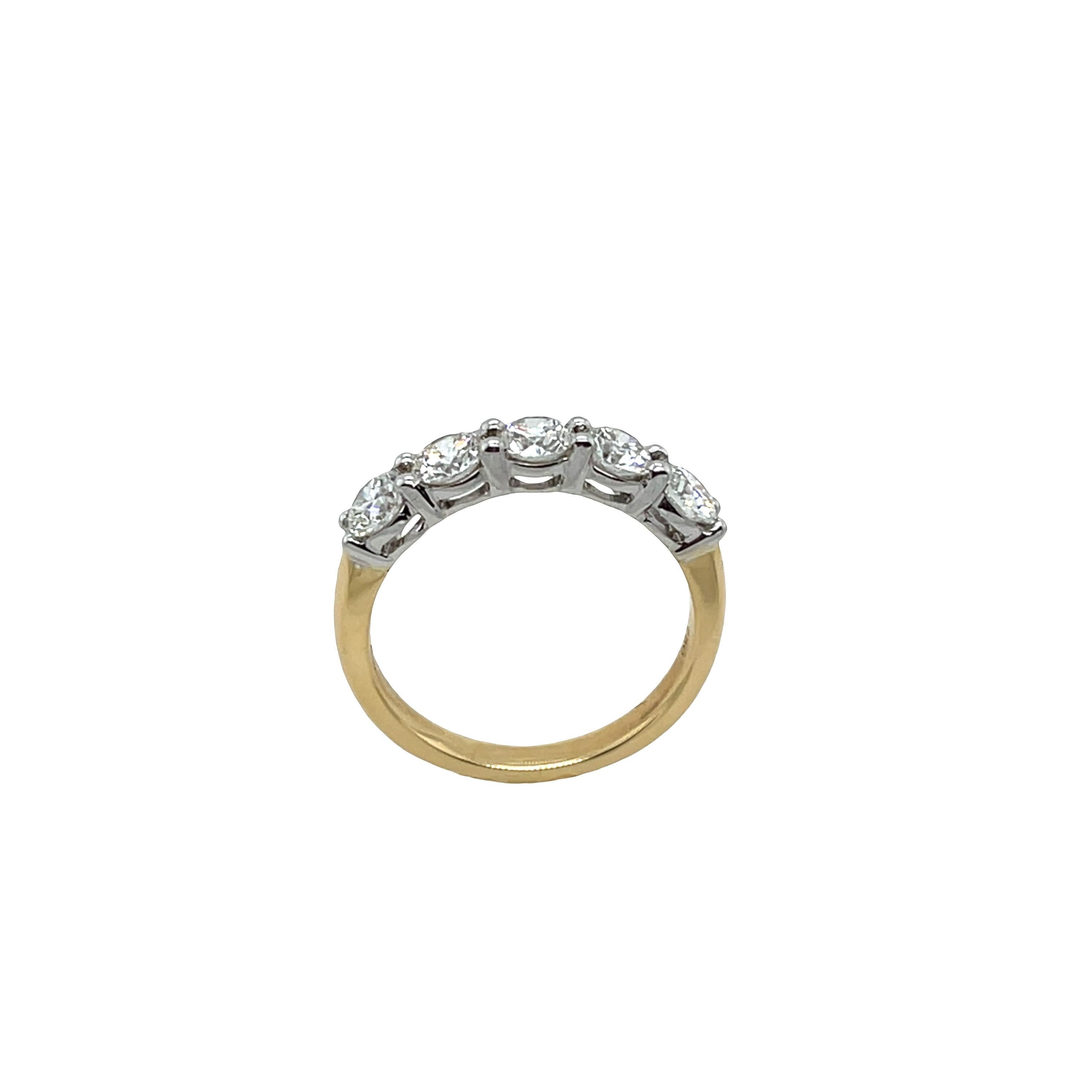 Elegante e senza tempo, questo anello in oro giallo e platino da 18 carati presenta cinque splendidi diamanti naturali a taglio brillante rotondo certificati GIA.
I diamanti sono incastonati in modo sicuro su tutta la fascia, 
offrendo il massimo
