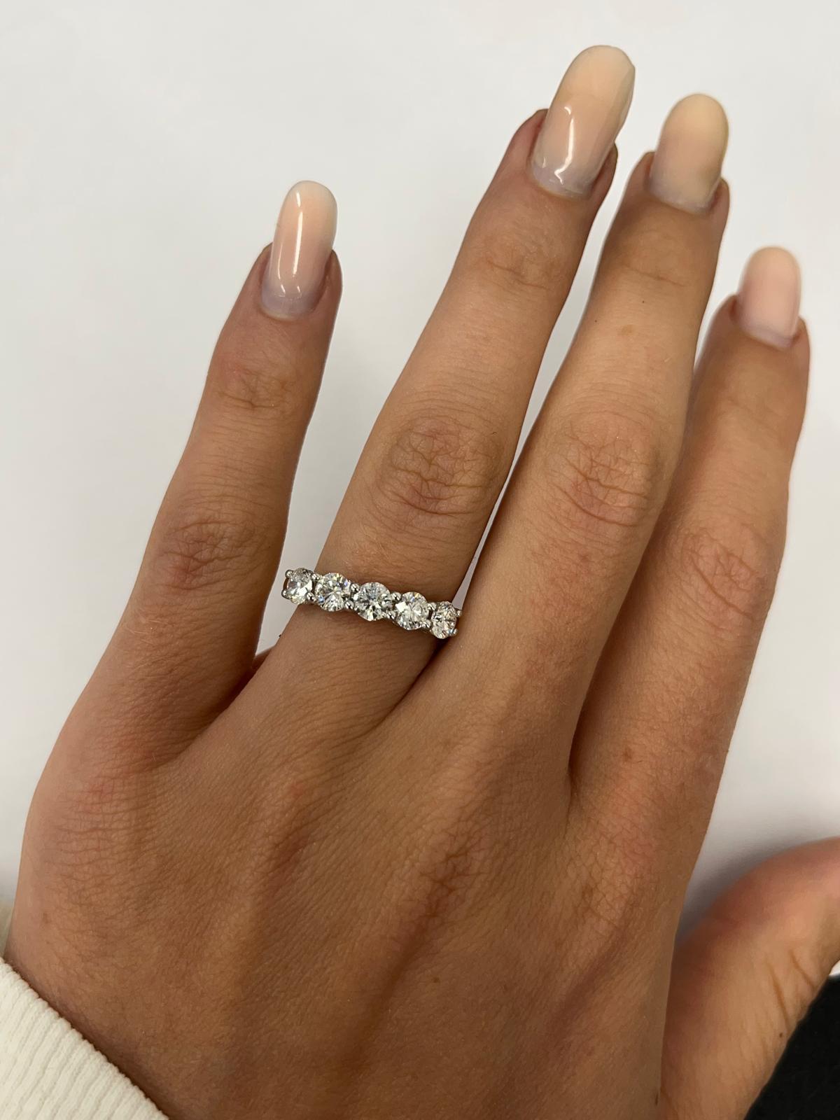 Taglio rotondo Anello in oro 18ct e platino con 5 pietre e diamanti naturali GIA da 1,27 ct. in vendita