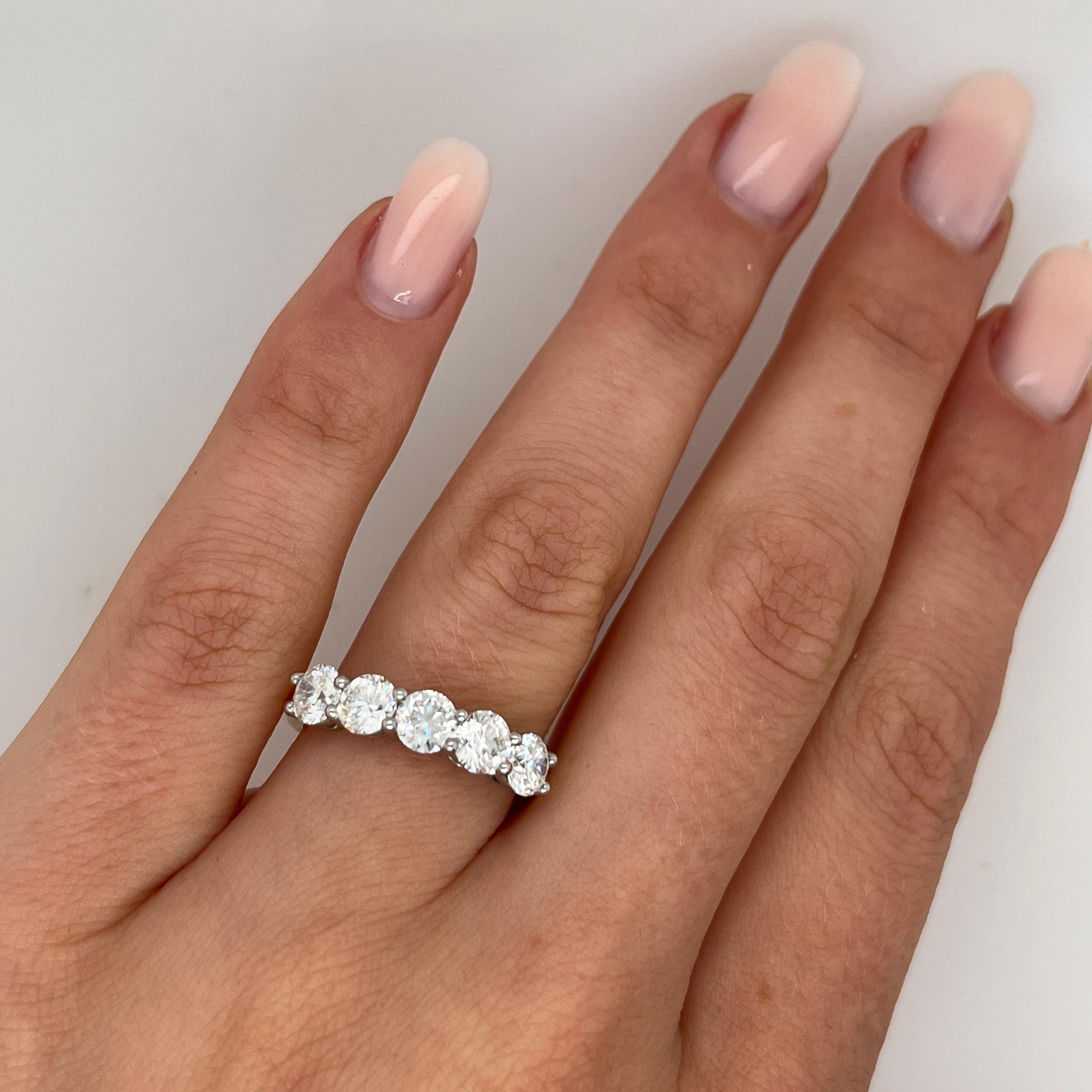 Taille ronde Bague à 5 pierres en or 18ct et platine, sertie de 1,85 ct de diamants naturels en vente