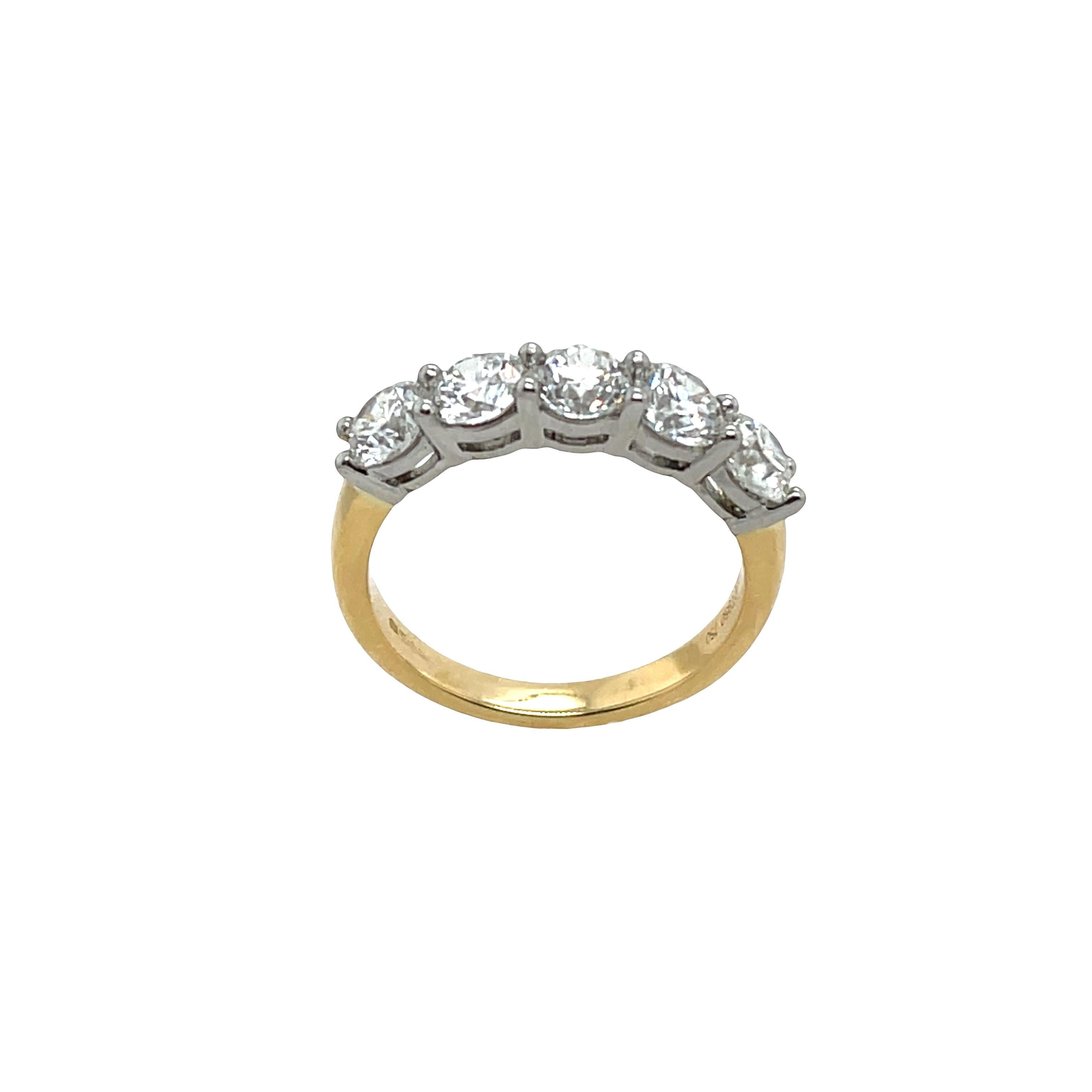 Bague à 5 pierres en or 18ct et platine, sertie de 1,85 ct de diamants naturels Neuf - En vente à London, GB
