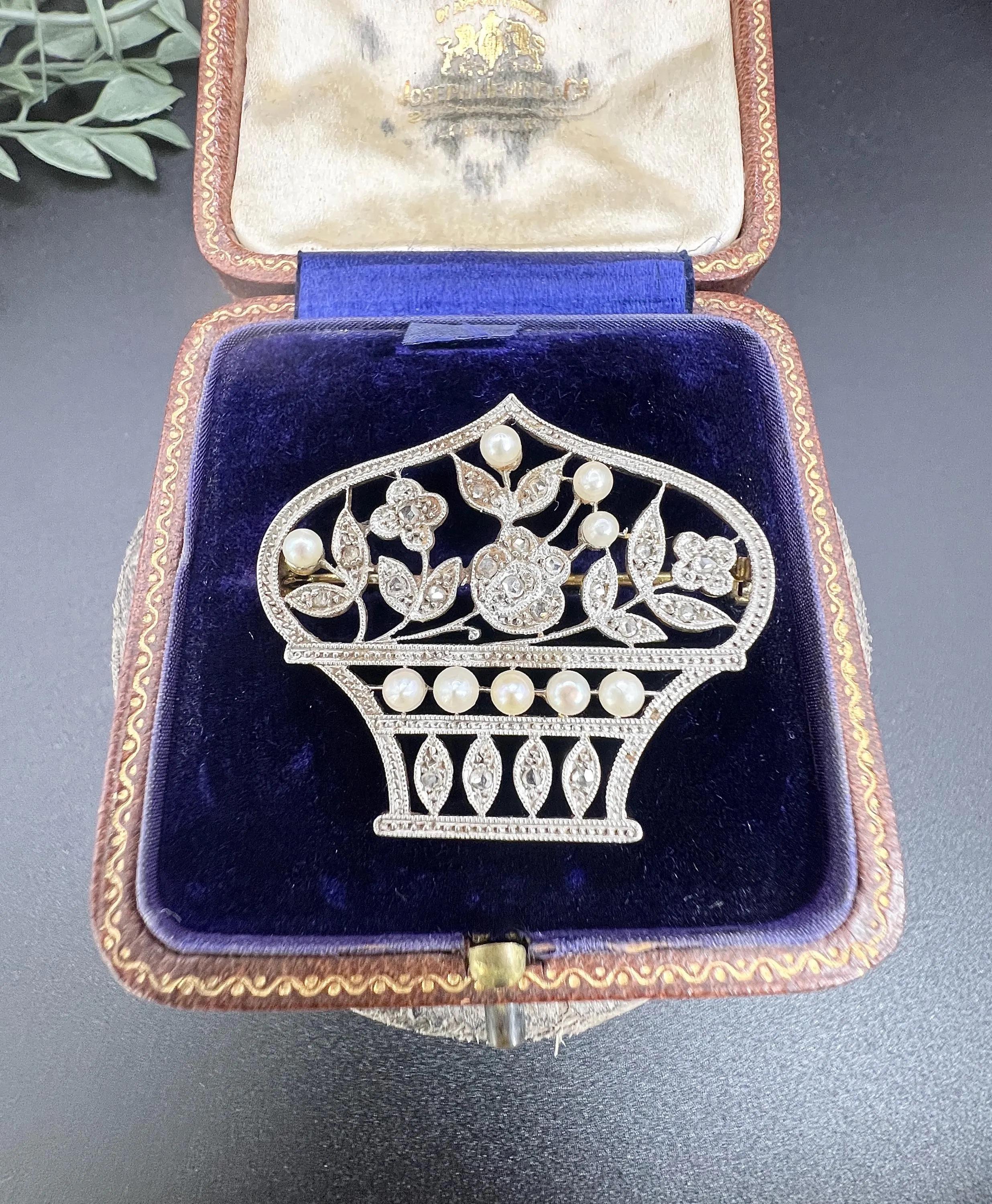 Broche Belle Epoque

Oro y platino de 18 ct

Alrededor de 1910

Entra en la elegancia con este exquisito broche de la época eduardiana, una impresionante encarnación del diseño de la Belle Epoque. Elaborada en oro de 18 quilates y platino, esta