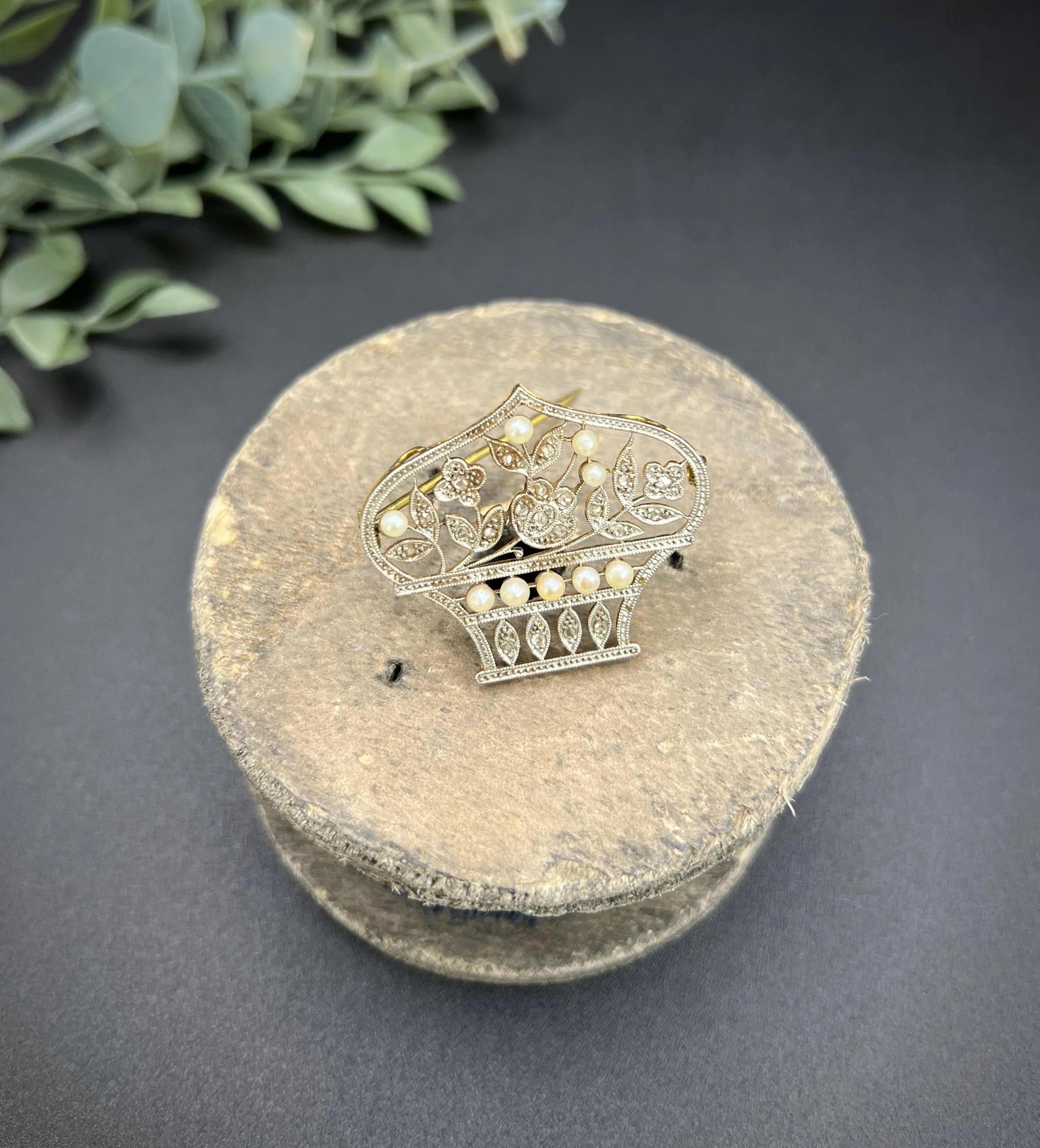 Femenino o masculino Colgante/Broche de oro de 18 ct y platino Belle Epoque de diamantes y perlas en forma de cesta de flores en venta