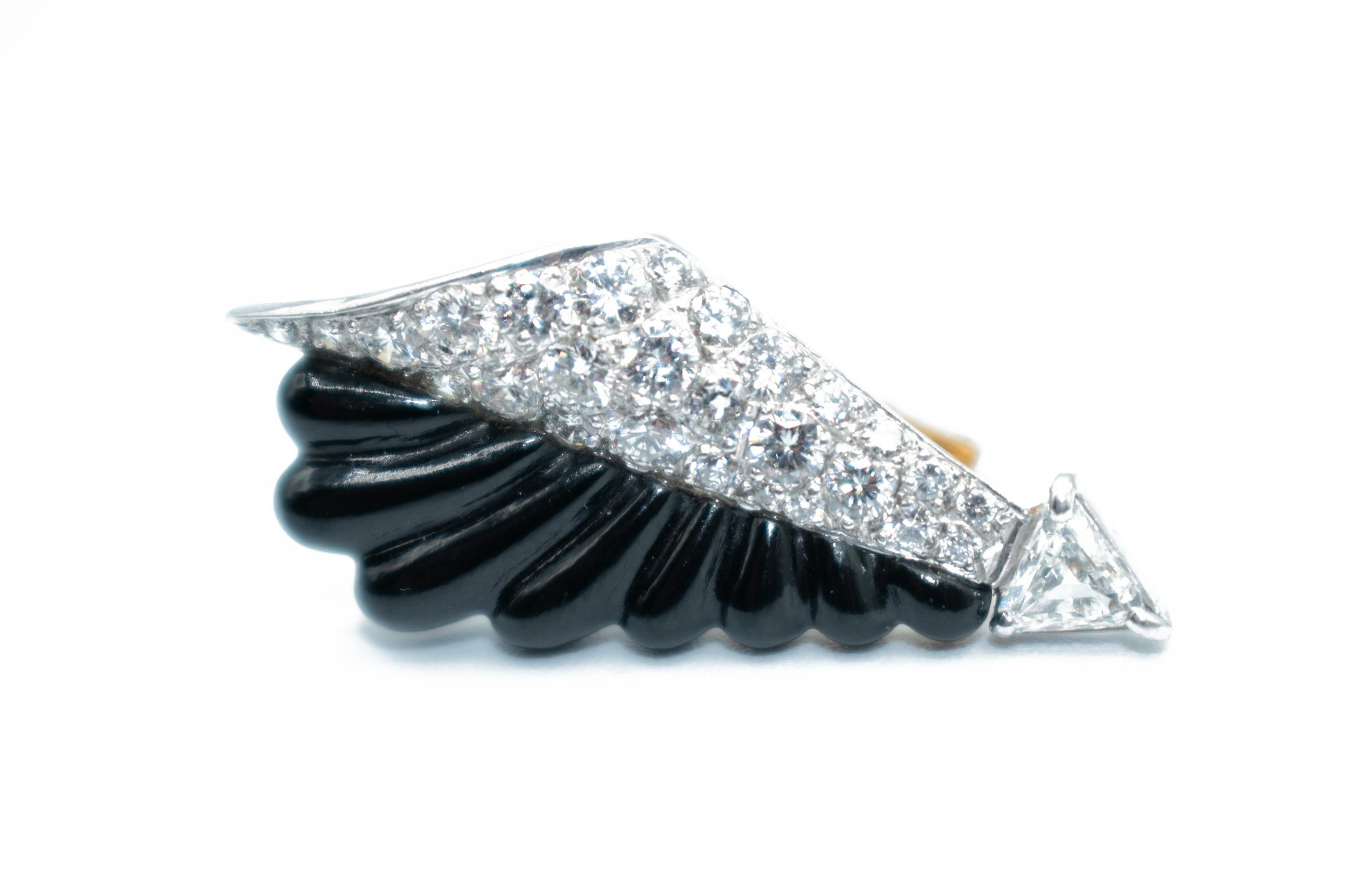 Audacieuses, sculpturales et indéniablement chics, ces boucles d'oreilles vintage en onyx courbé capturent le glamour épuré des années 1980. Réalisé dans une combinaison raffinée d'or 18ct et de platine, le design présente des onyx lisses et polis